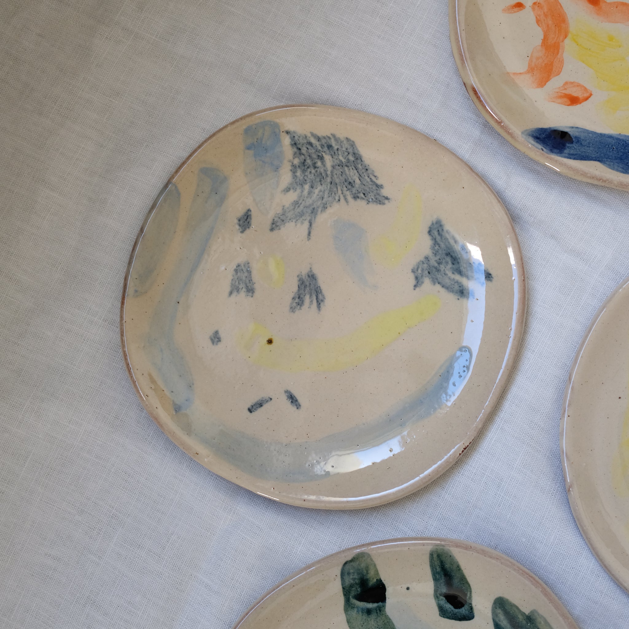 Assiette 09 en terre vernissée multicolore par Héloïse Bariol chez Brutal Ceramics