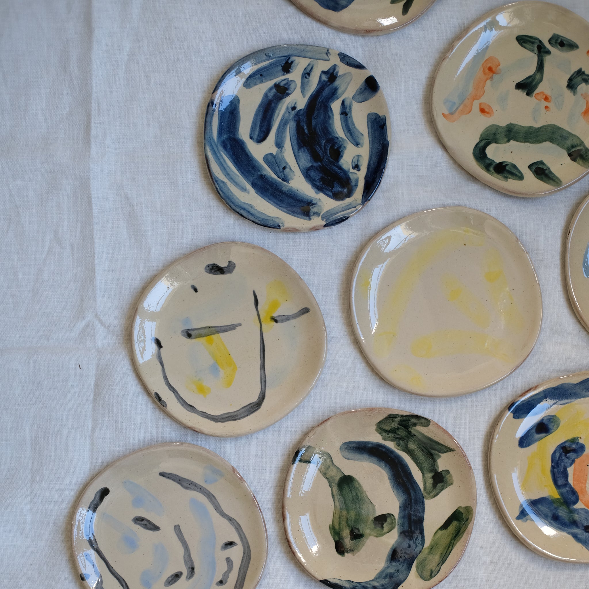Assiette 05 en terre vernissée multicolore par Héloïse Bariol 