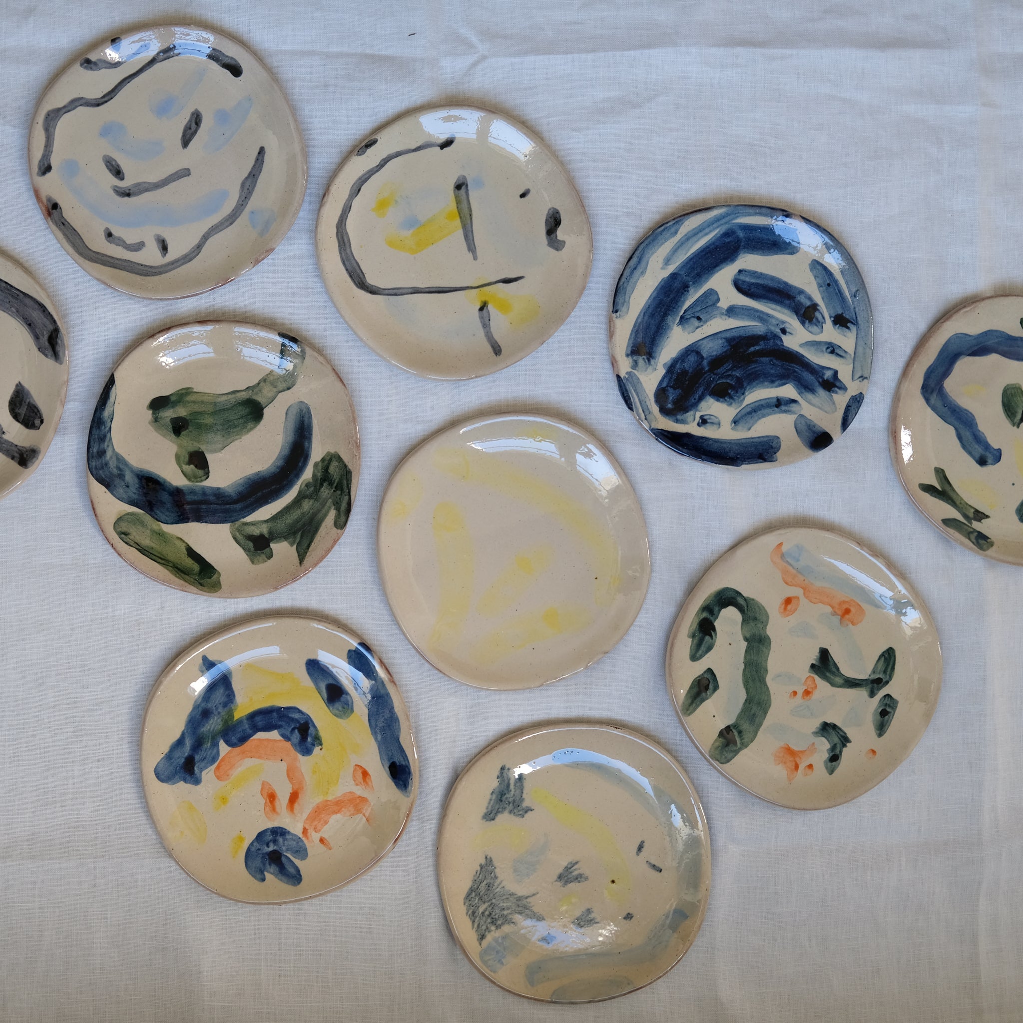 Assiette 08 en terre vernissée multicolore par Héloïse Bariol chez Brutal Ceramics