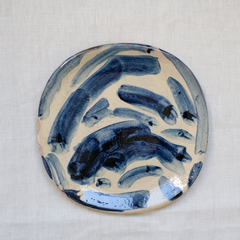 Assiette 04 en terre vernissée bleu par Héloïse Bariol chez Brutal Ceramics