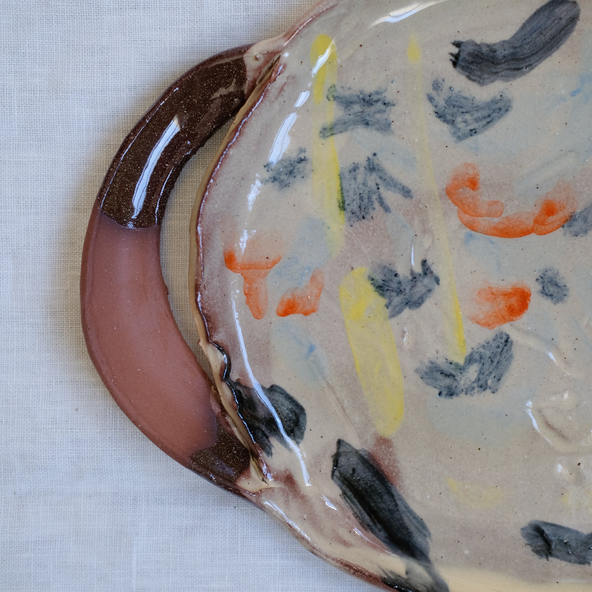 Plat Ansé 03 multicolore par Héloïse Bariol chez Brutal Ceramics