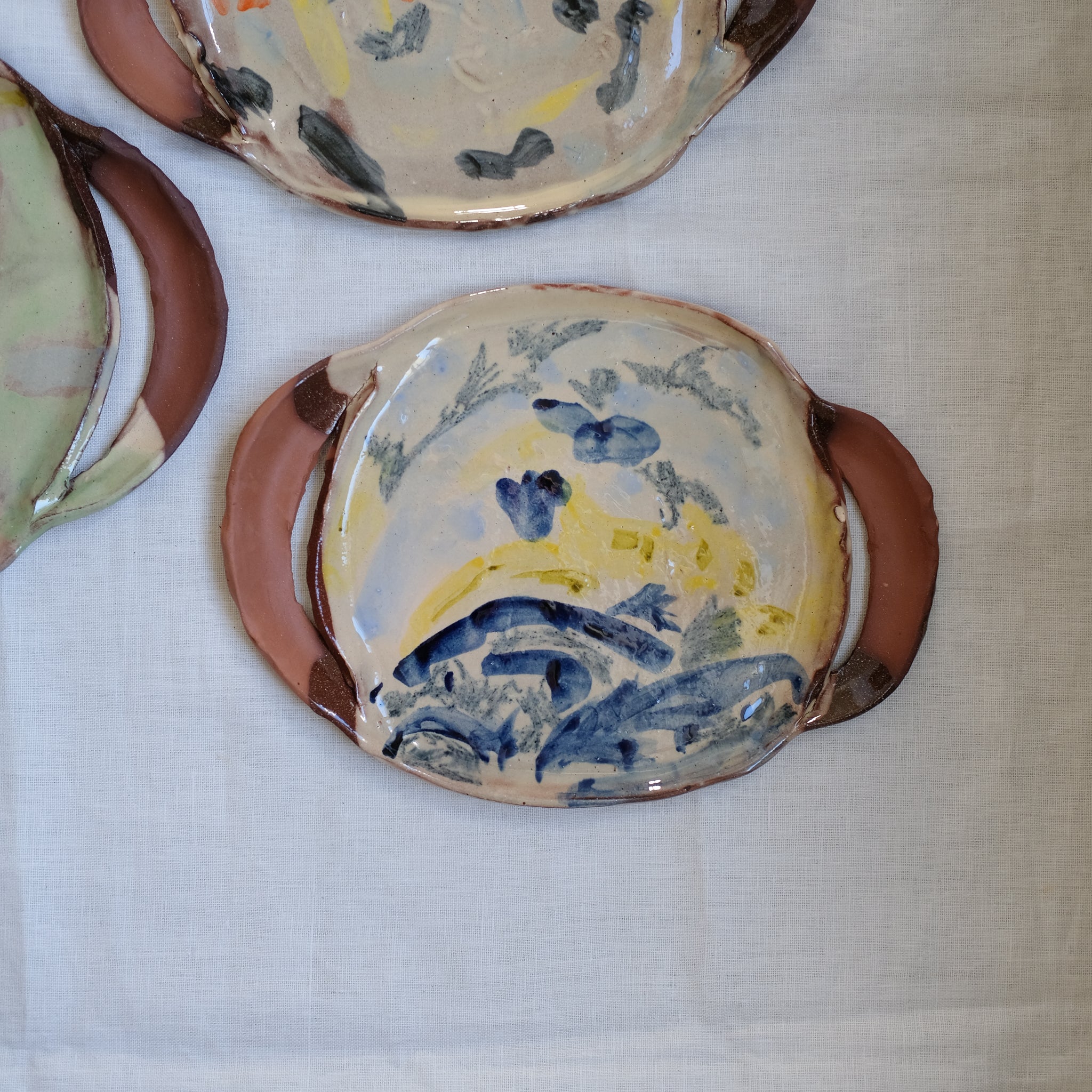 Plat Ansé 04 multicolore par Héloïse Bariol chez Brutal Ceramics
