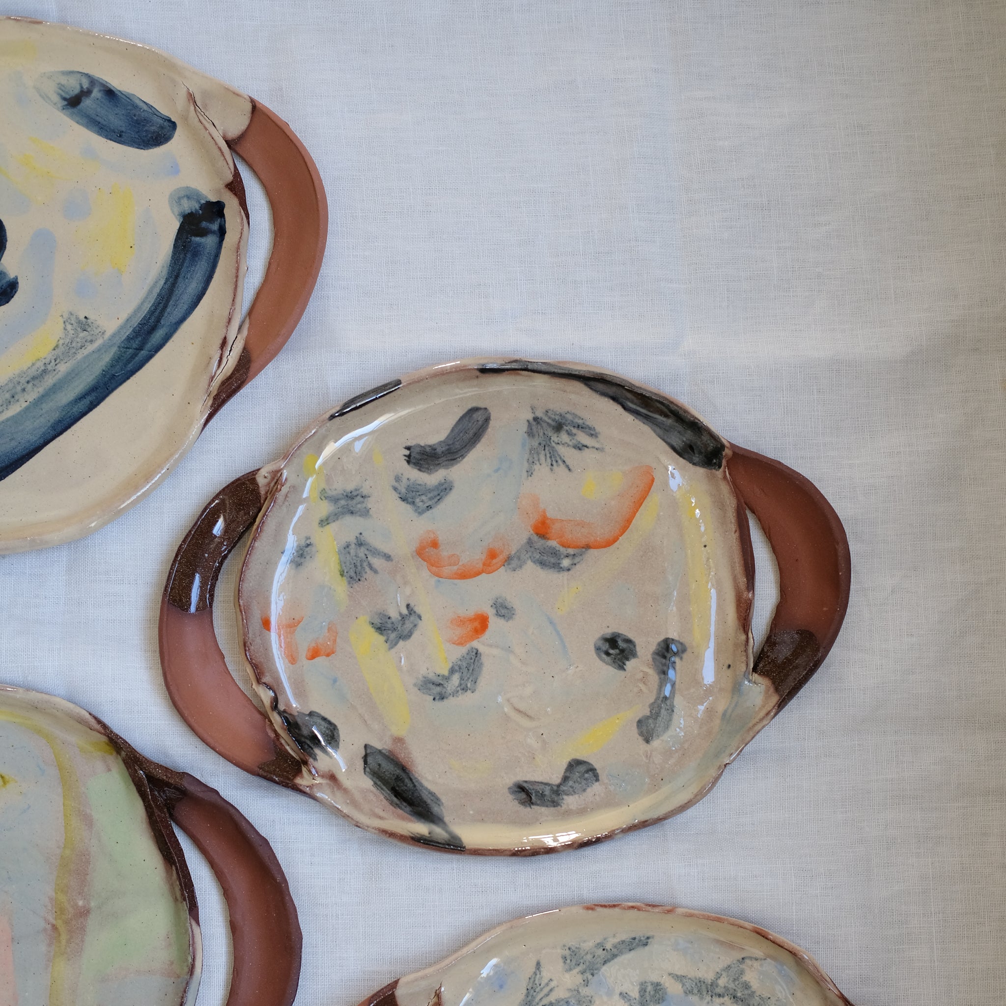 Plat Ansé 03 multicolore par Héloïse Bariol chez Brutal Ceramics
