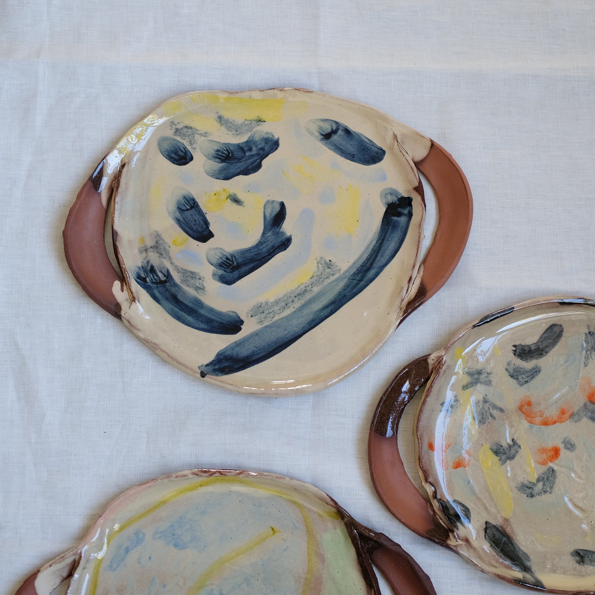 Plat Ansé 01 multicolore par Héloïse Bariol chez Brutal Ceramics