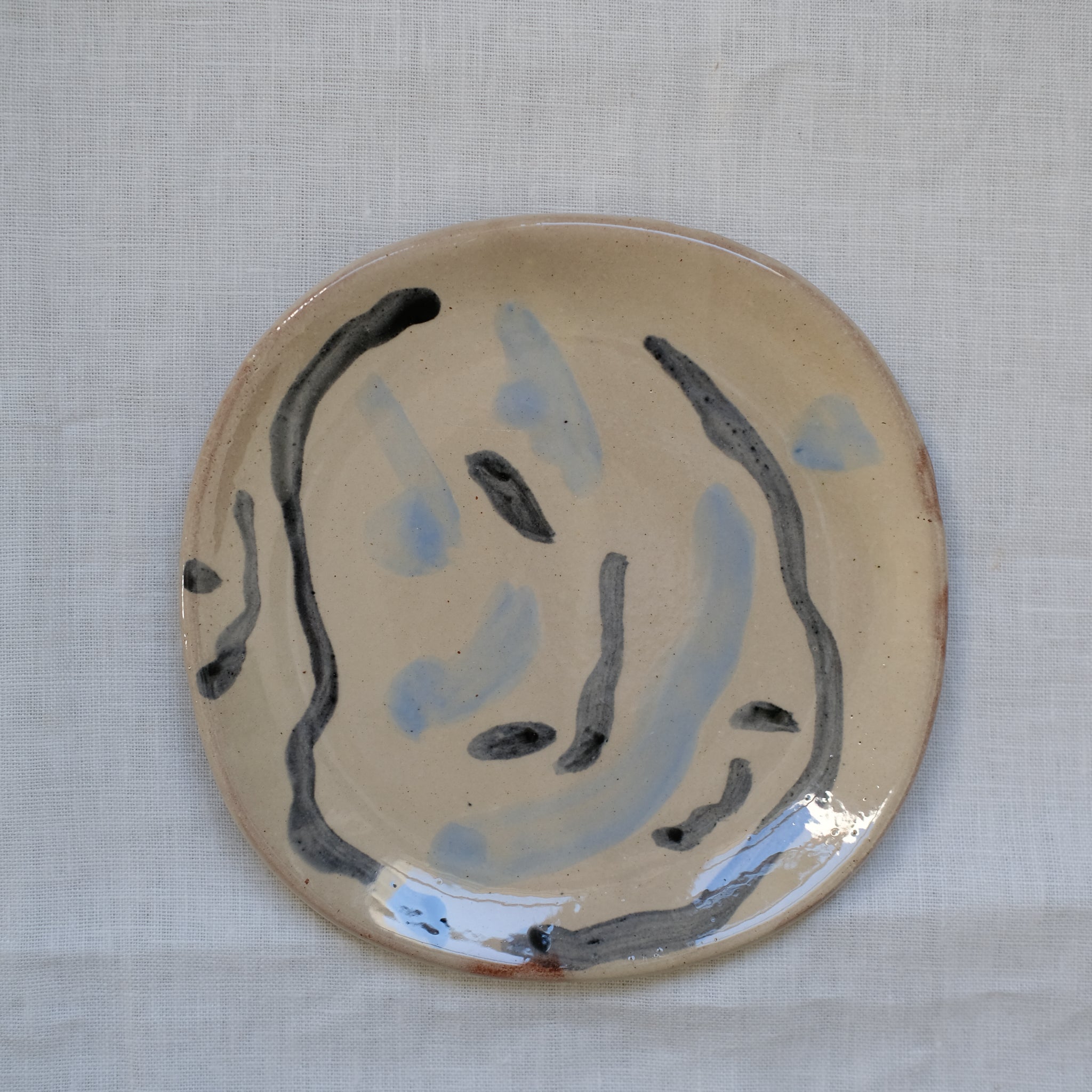 Assiette 08 en terre vernissée multicolore par Héloïse Bariol chez Brutal Ceramics