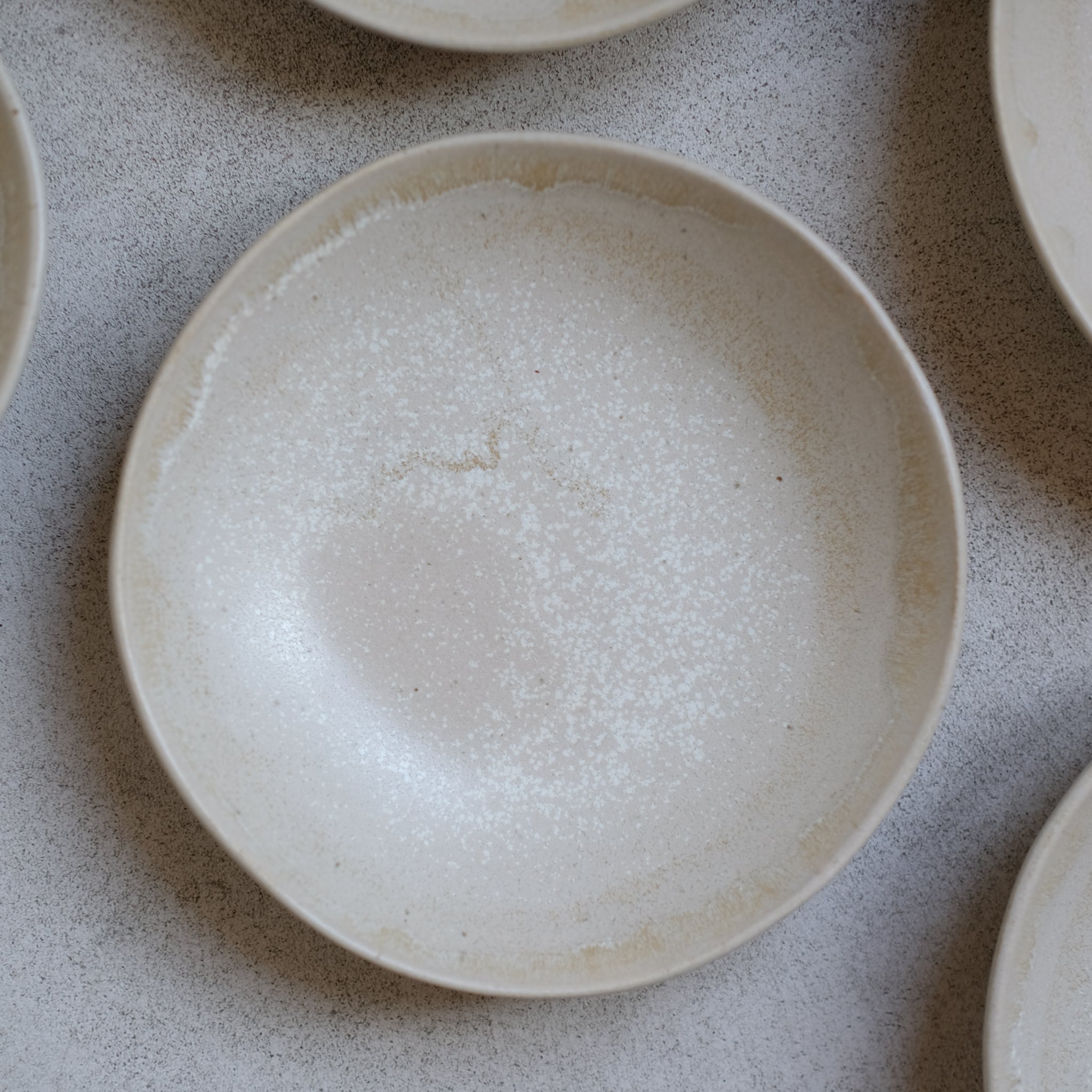 Assiette creuse en grès D 18cm d'Hortense Montarnal chez Brutal Ceramics