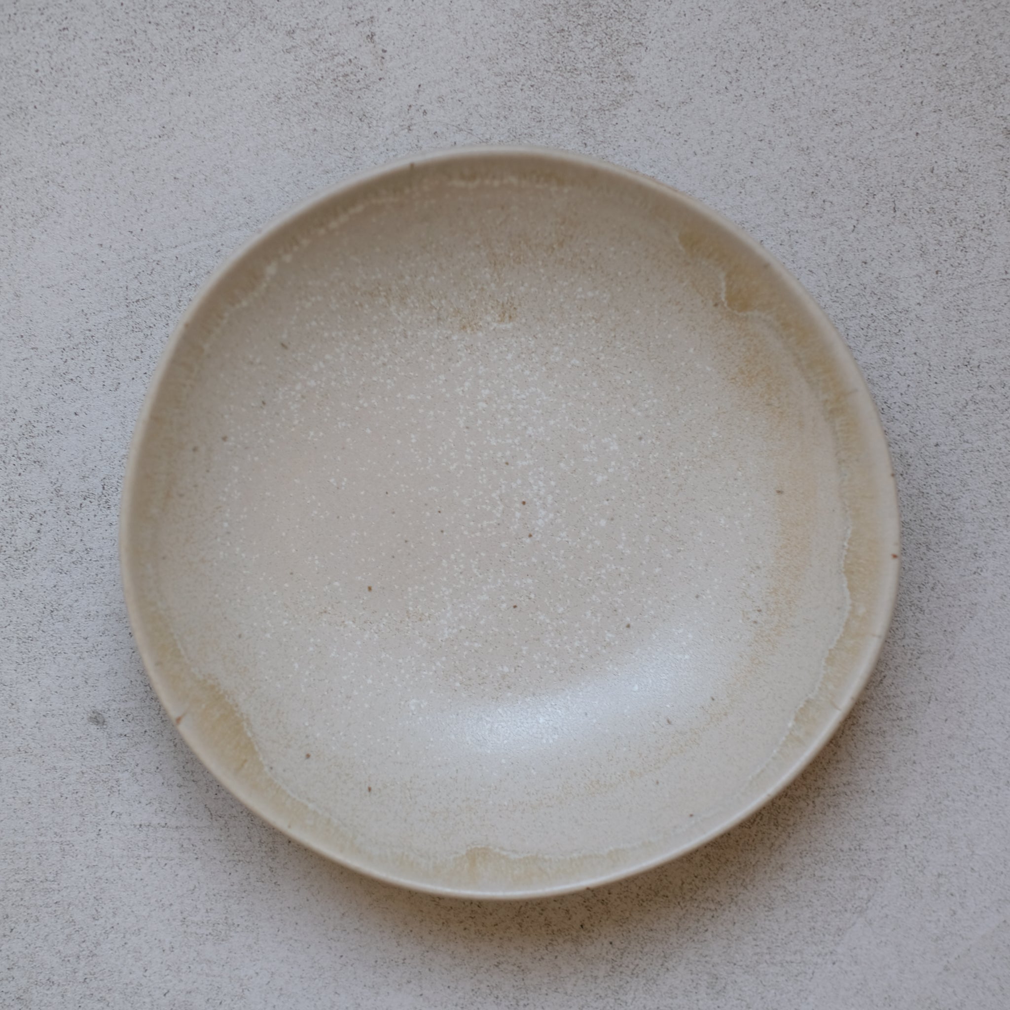 Assiette creuse en grès D 18cm d'Hortense Montarnal chez Brutal Ceramics