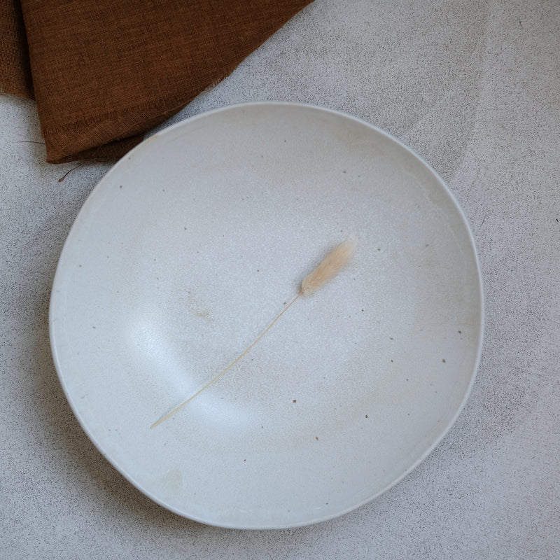Plat de service en grès D 26,5 cm d'Hortense Montarnal chez Brutal Ceramics
