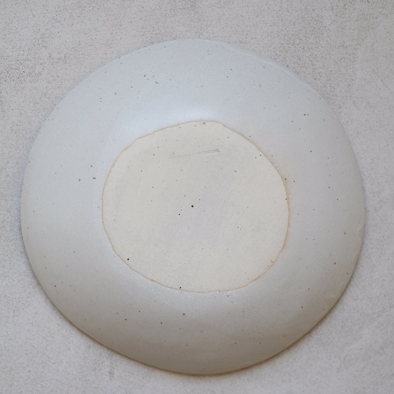 Plat de service en grès D 26,5 cm d'Hortense Montarnal chez Brutal Ceramics