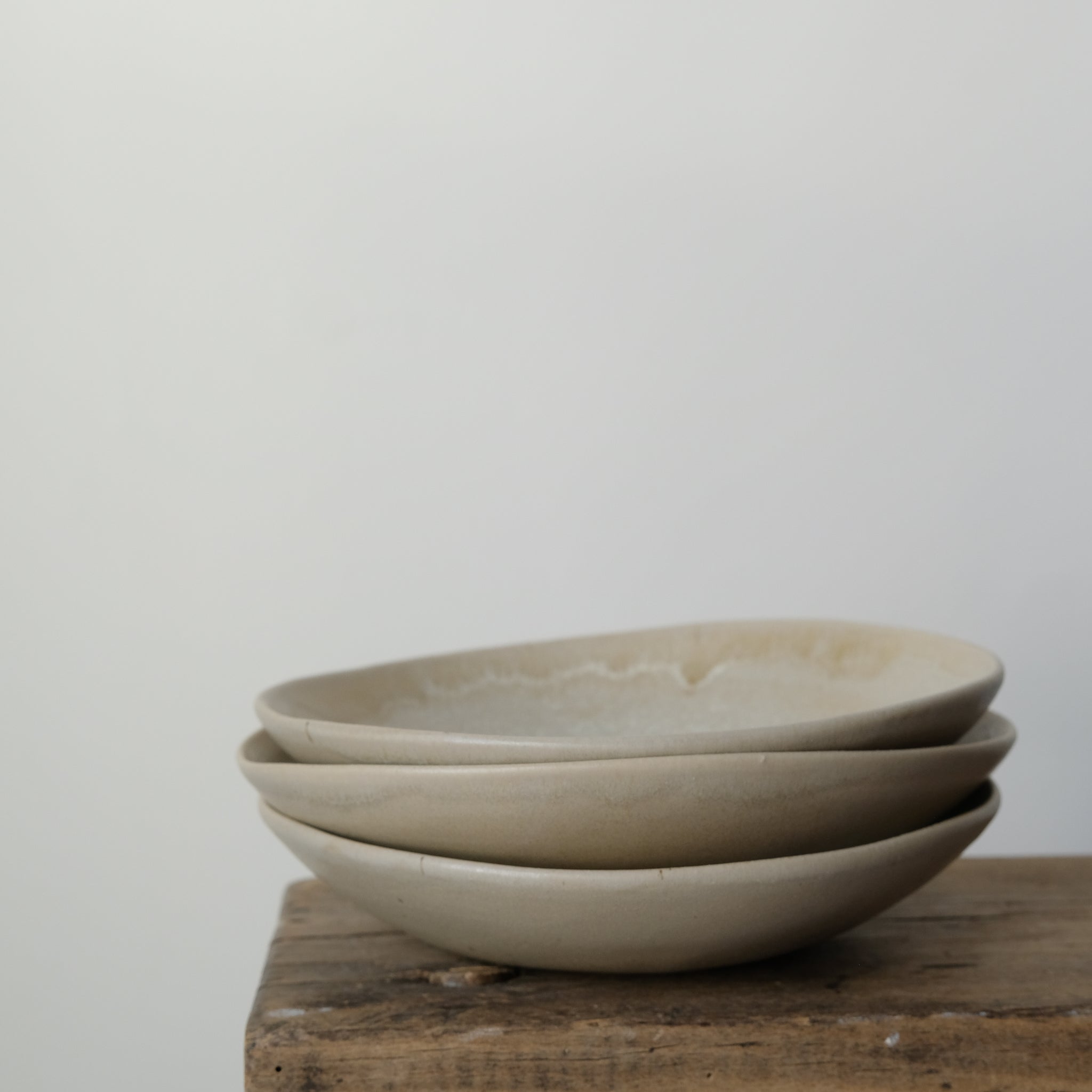 Assiette creuse en grès D 18cm d'Hortense Montarnal chez Brutal Ceramics