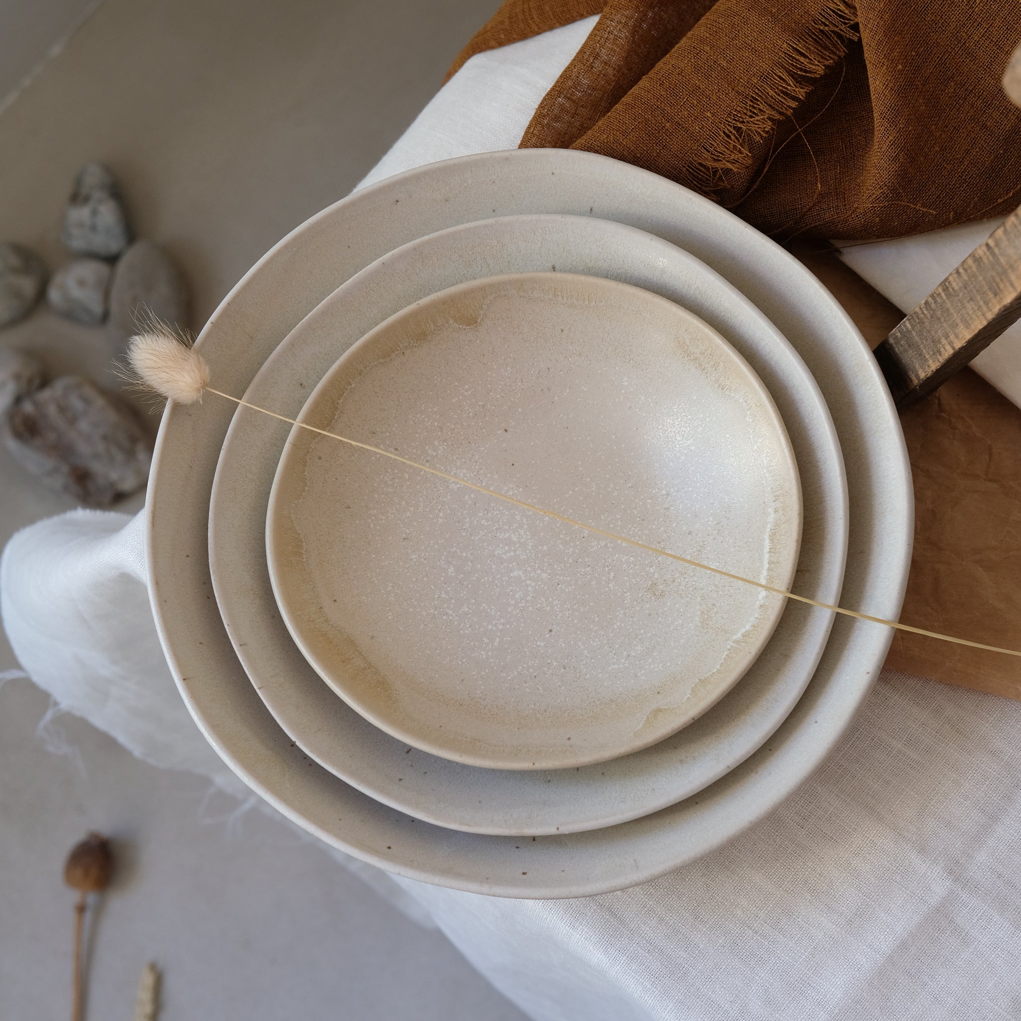 Assiette creuse en grès D 22,5cm d'Hortense Montarnal chez Brutal Ceramics