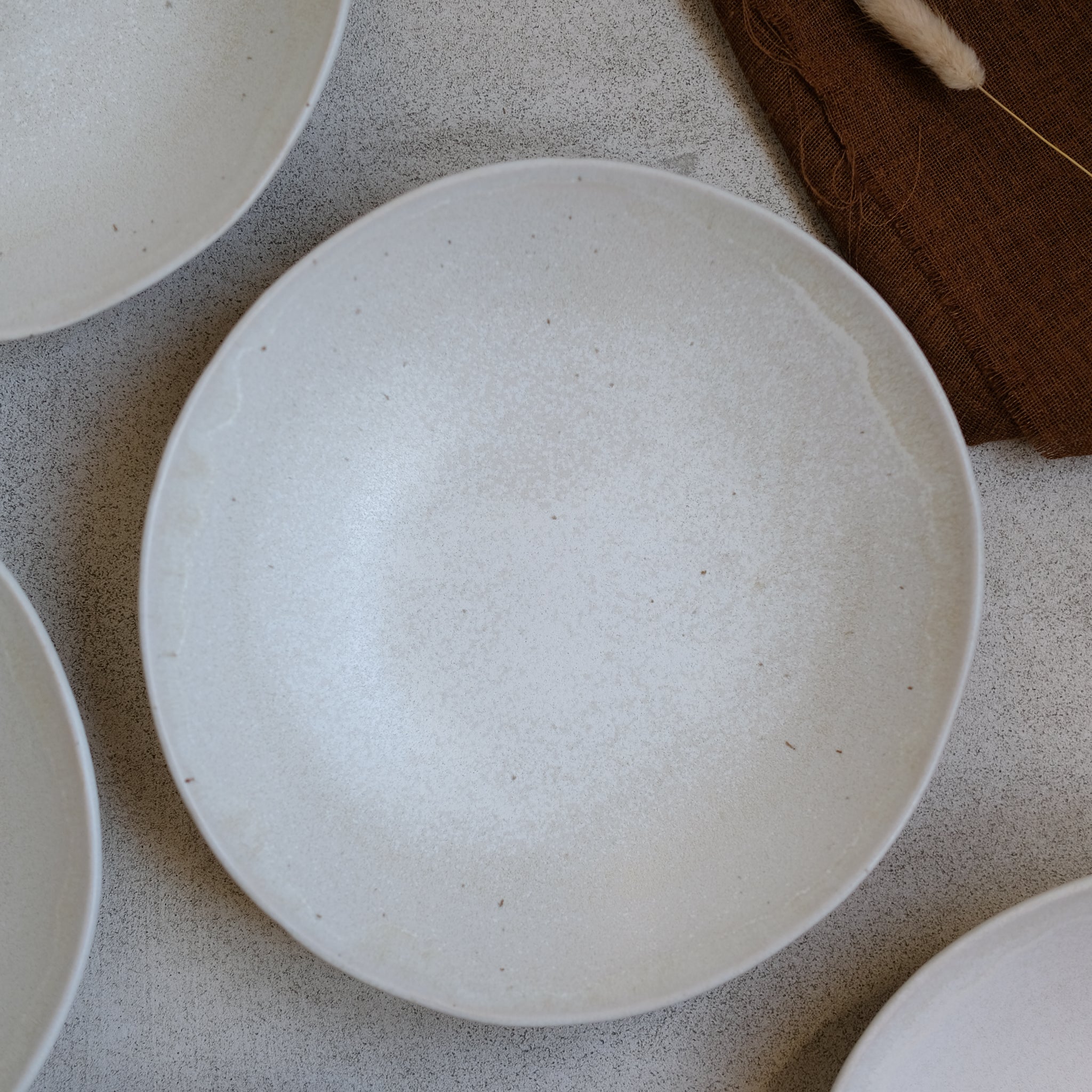 Assiette creuse en grès D 22,5cm d'Hortense Montarnal chez Brutal Ceramics