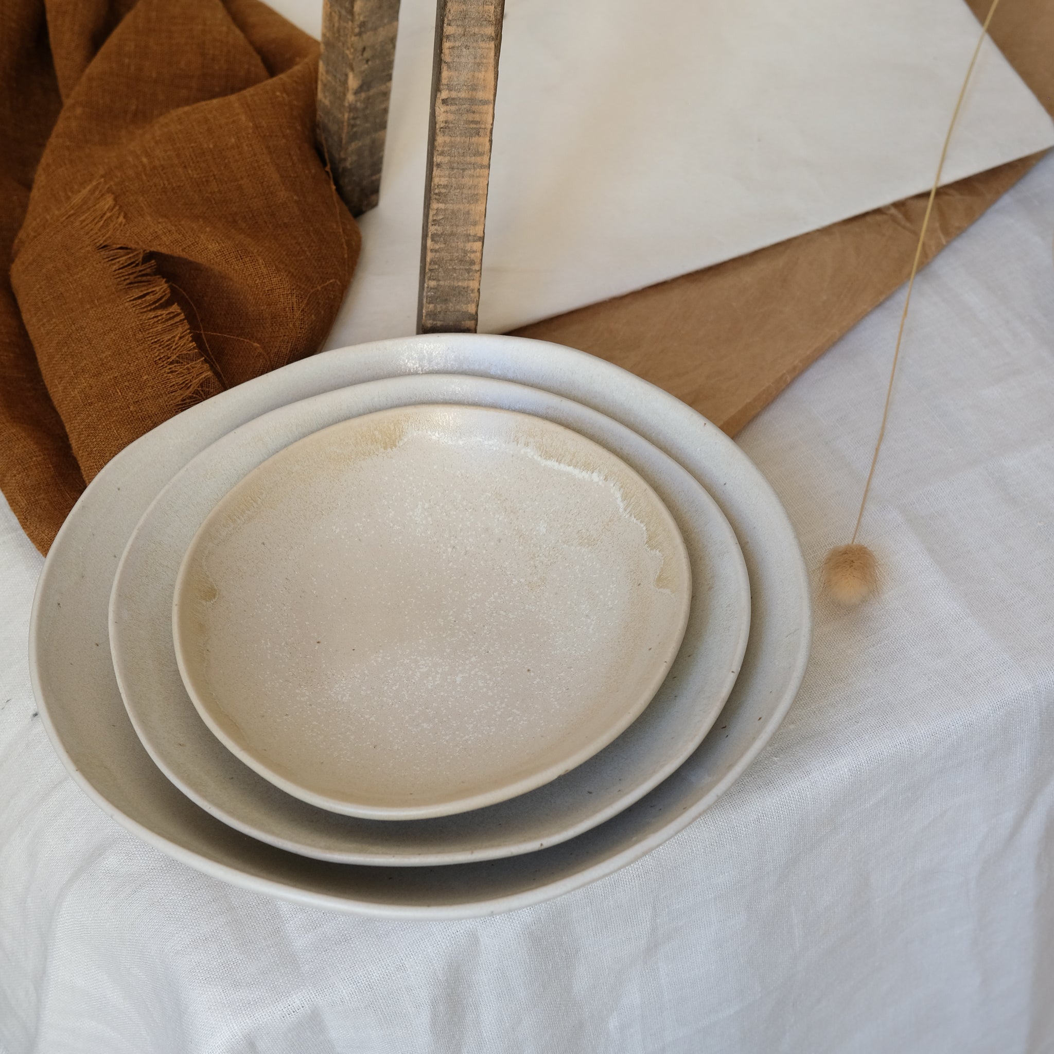 Plat de service en grès D 26,5 cm d'Hortense Montarnal chez Brutal Ceramics