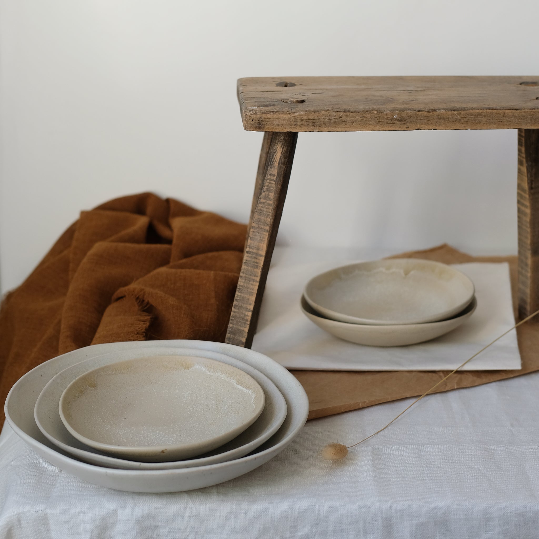 Assiette creuse en grès D 18cm d'Hortense Montarnal chez Brutal Ceramics