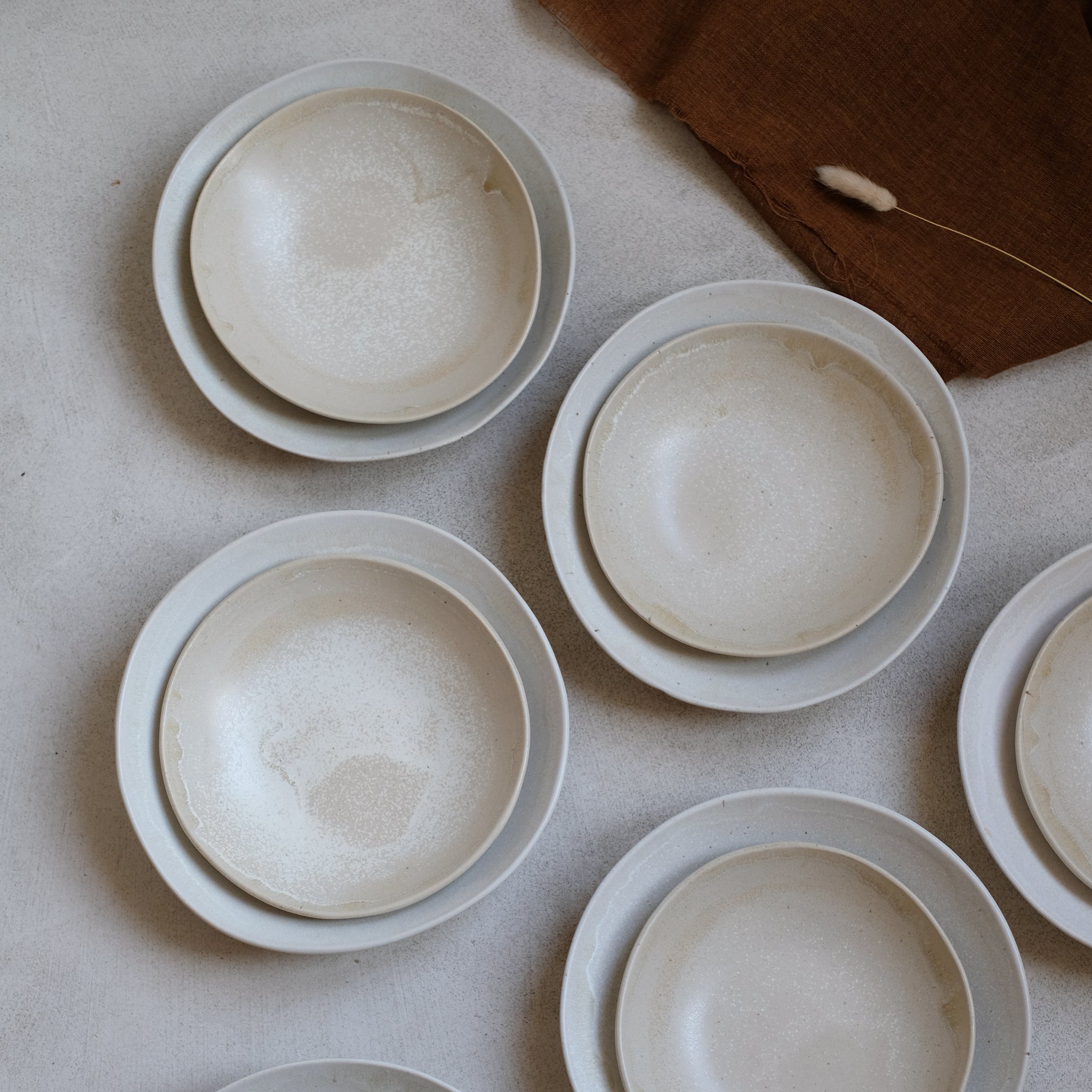 Assiette creuse en grès D 18cm d'Hortense Montarnal chez Brutal Ceramics