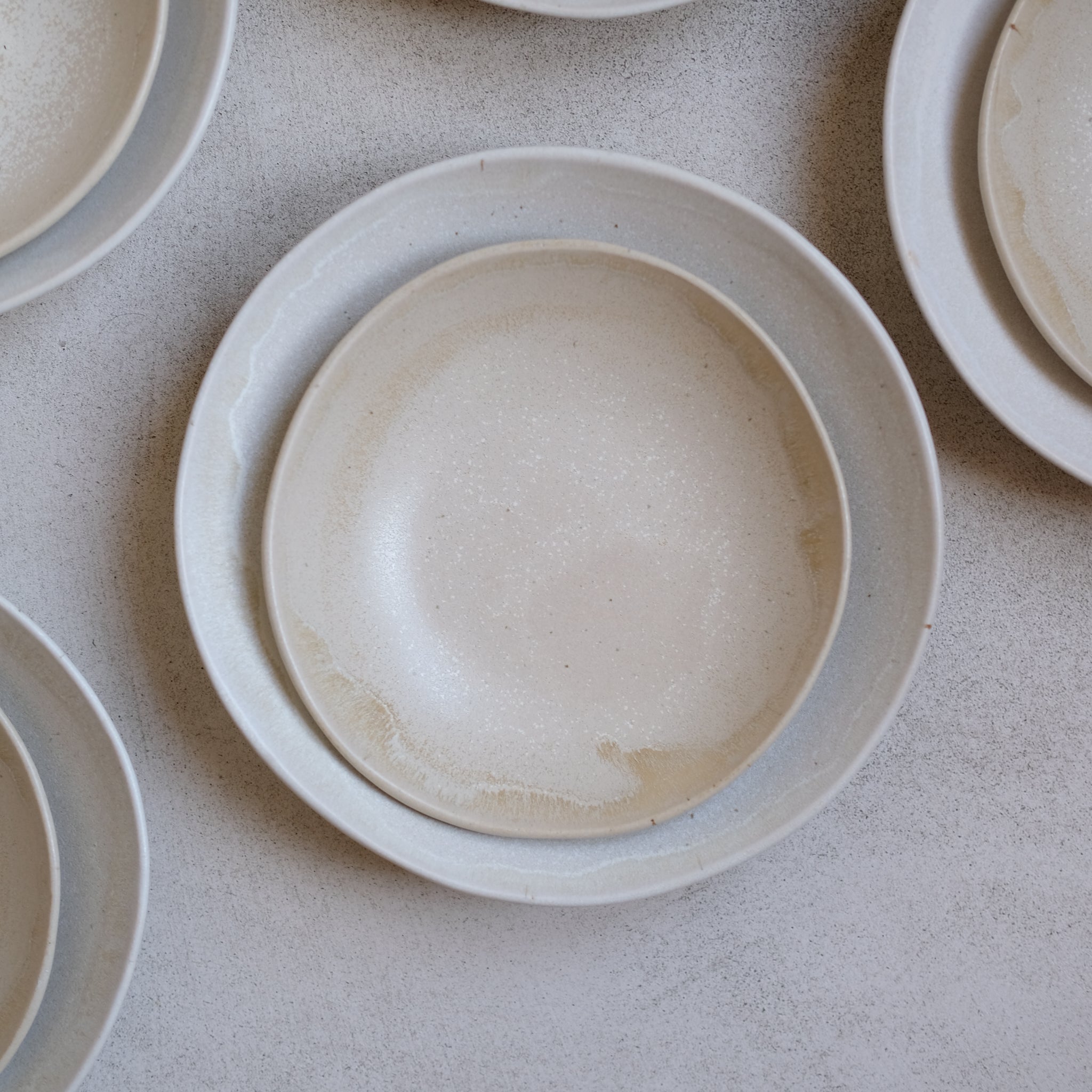 Assiette creuse en grès D 22,5cm d'Hortense Montarnal chez Brutal Ceramics