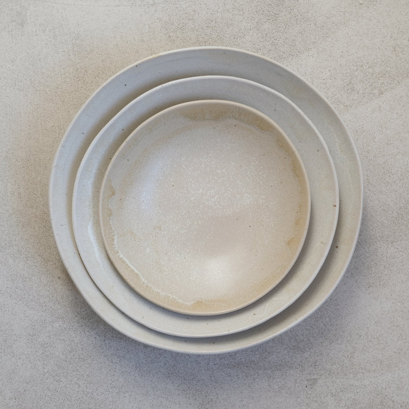 Assiette creuse en grès D 22,5cm d'Hortense Montarnal chez Brutal Ceramics
