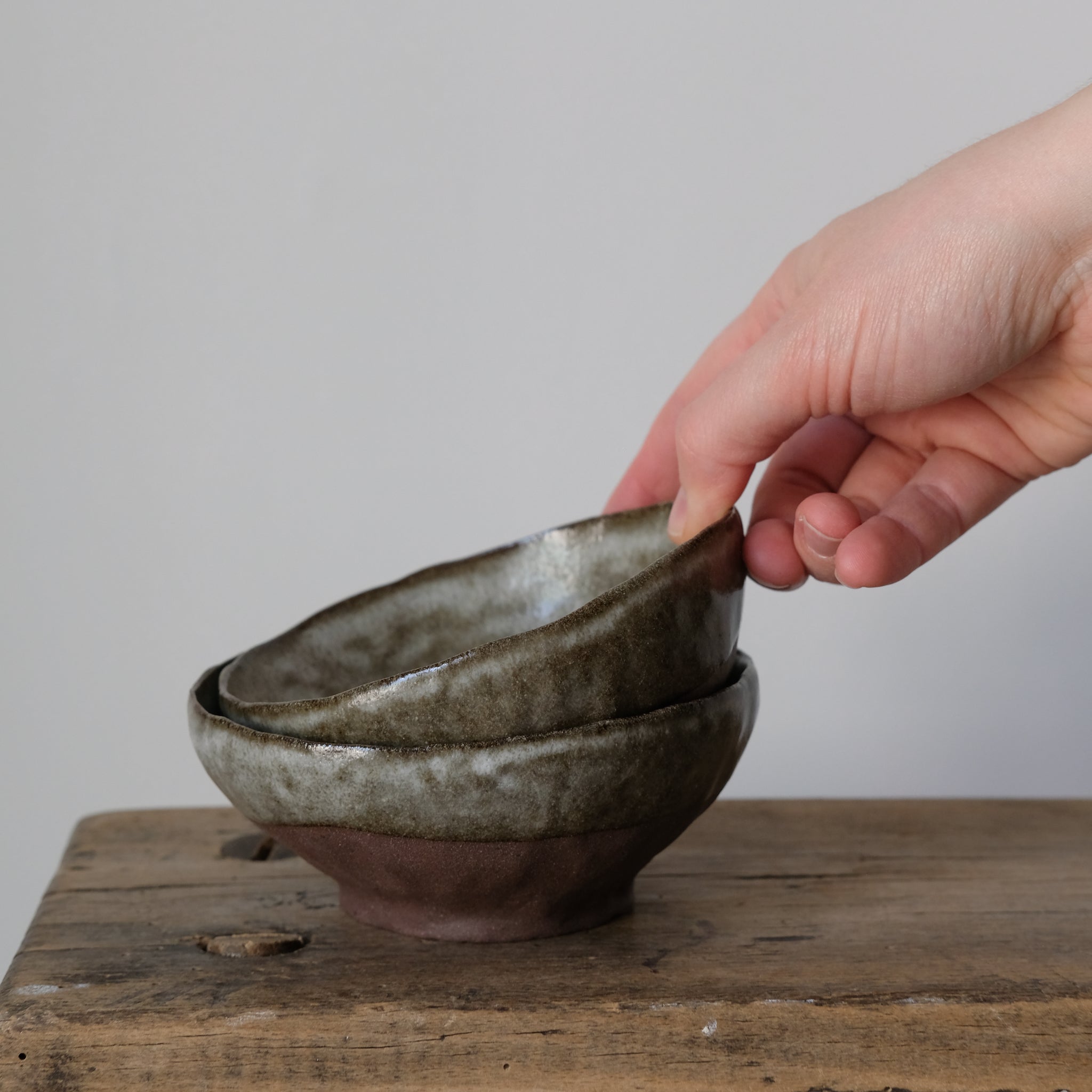 Bol en grès rouge, bleu gris de Judith Lasry chez Brutal Ceramics