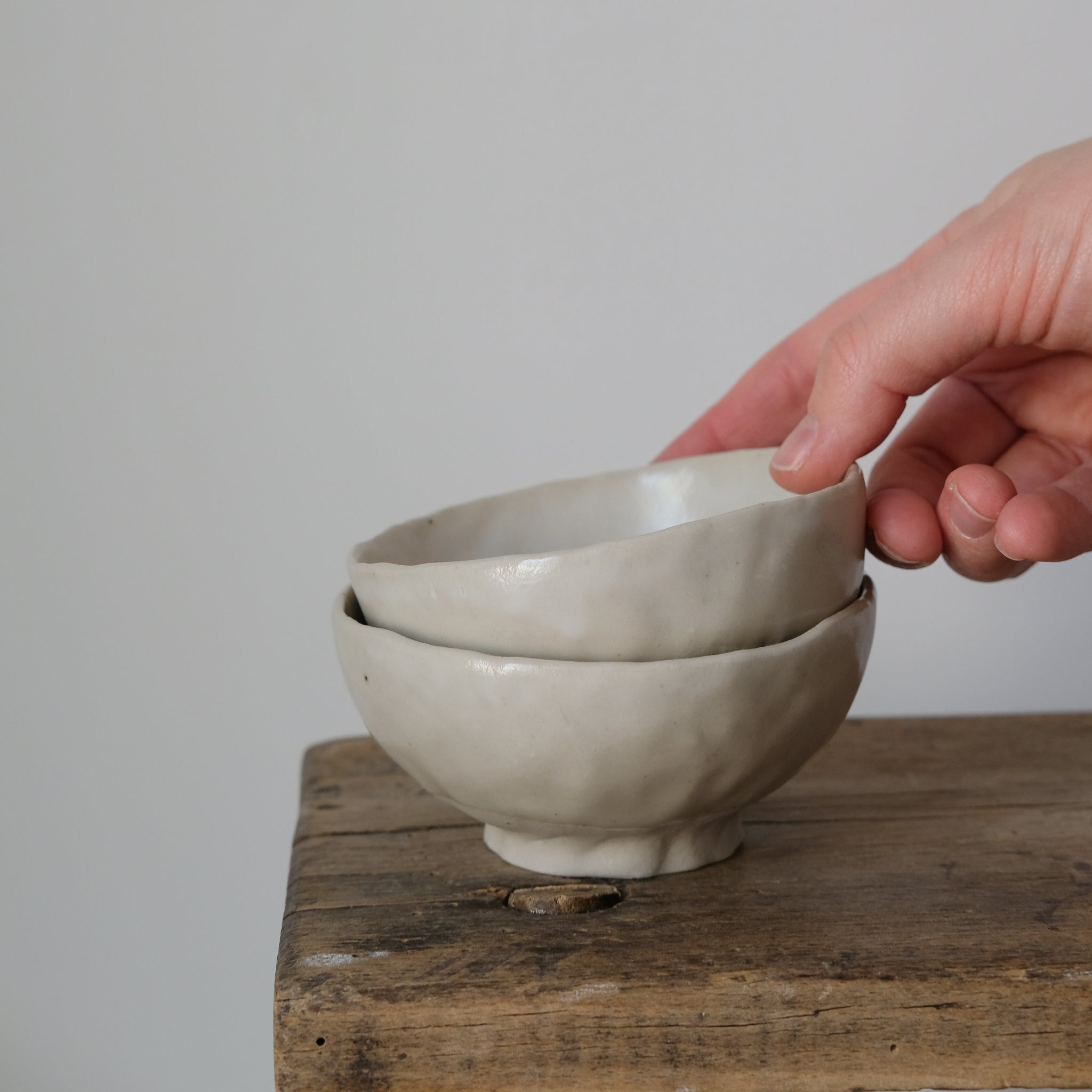 Bol en grès blanc de Judith Lasry chez Brutal Ceramics