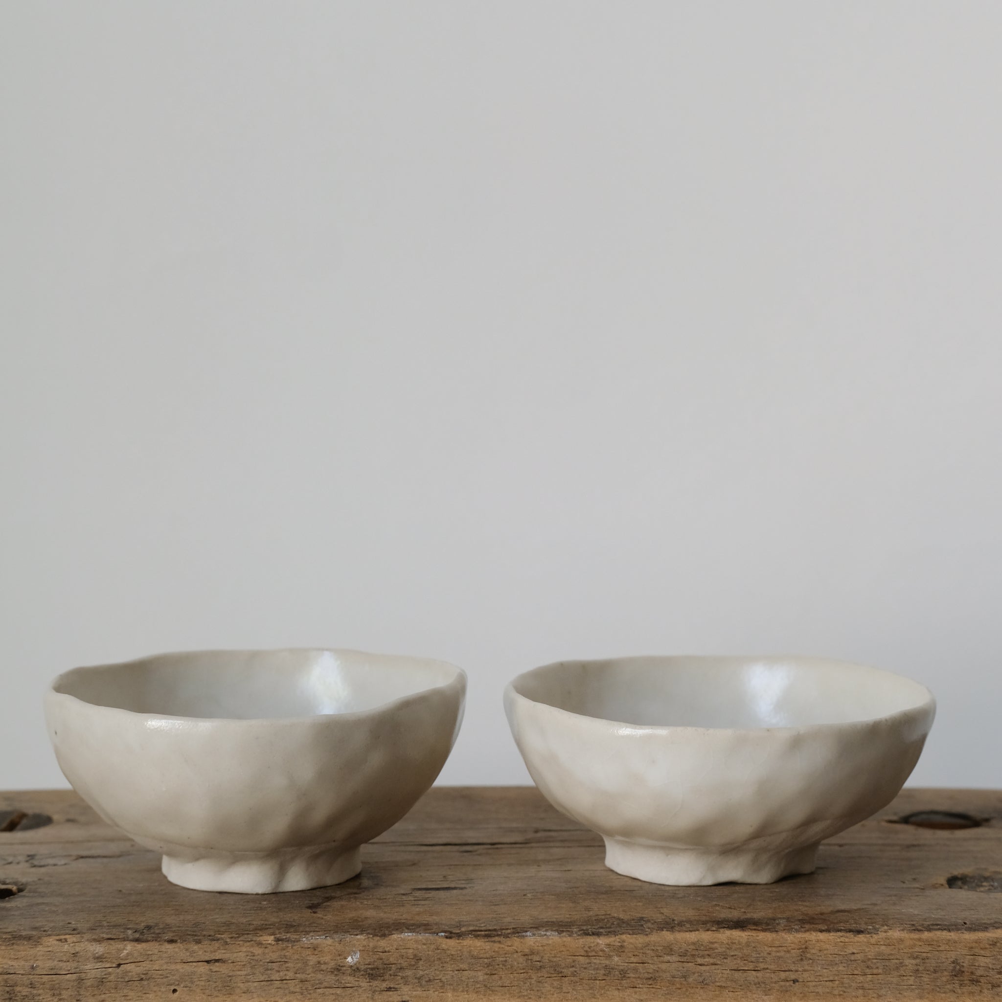 Bol en grès blanc de Judith Lasry chez Brutal Ceramics