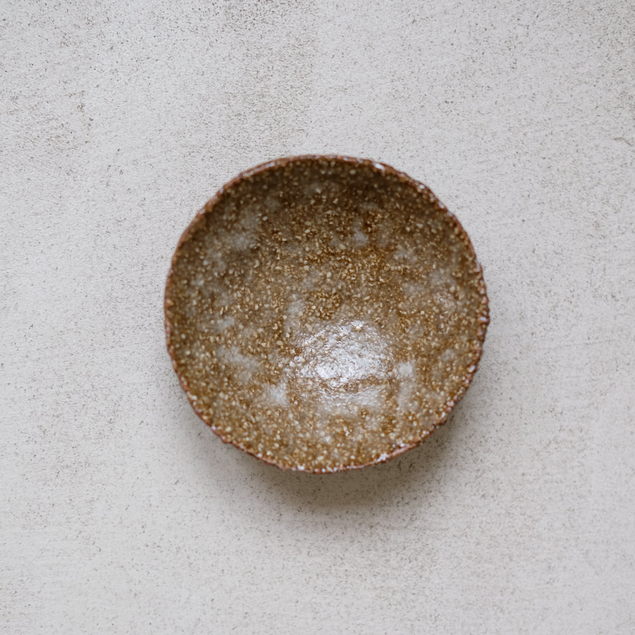 Petit coupelle en grès roux de Judith Lasry chez Brutal Ceramics
