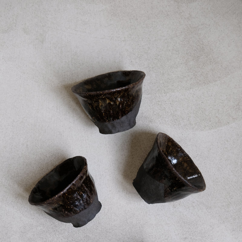 Tasse en grès noir, couleur écaille de Judith Lasry chez Brutal Ceramics