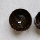 Tasse en grès noir, couleur écaille de Judith Lasry chez Brutal Ceramics