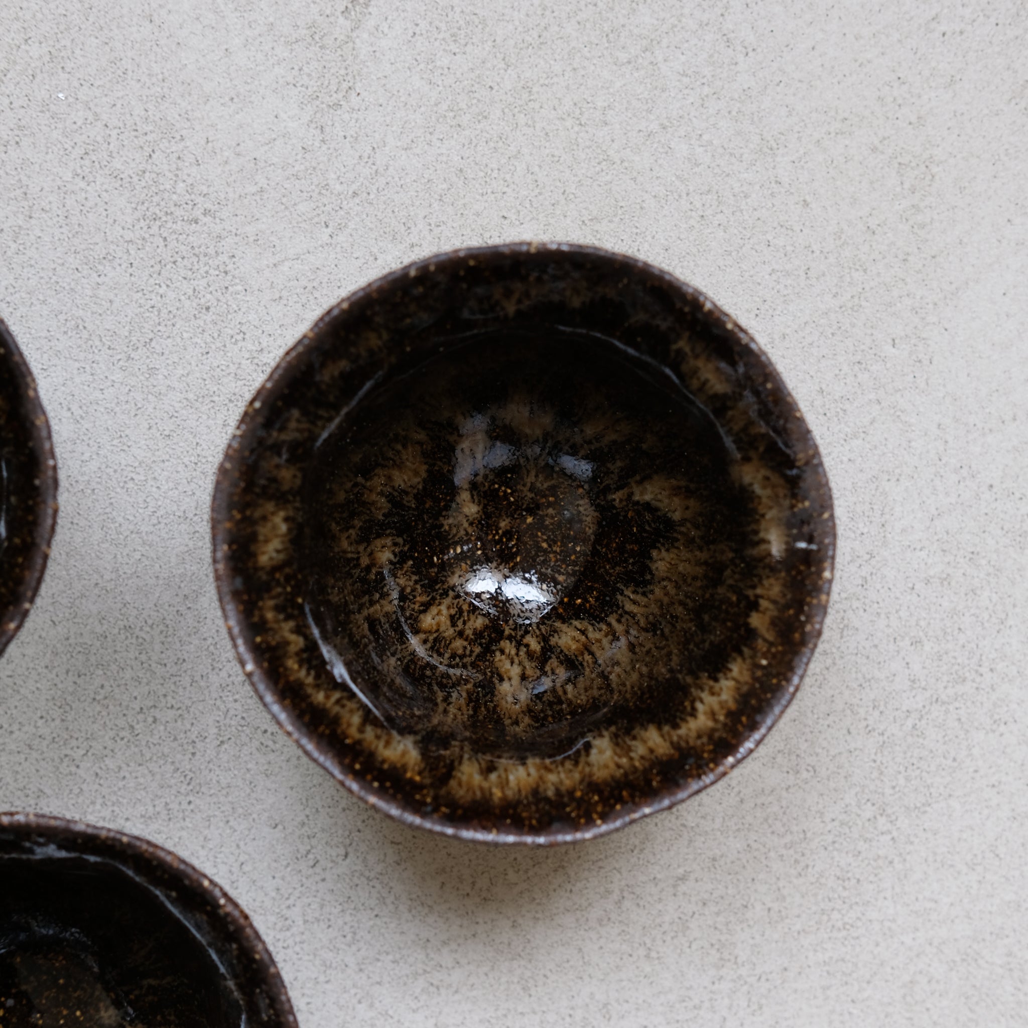 Tasse en grès noir, couleur écaille de Judith Lasry chez Brutal Ceramics