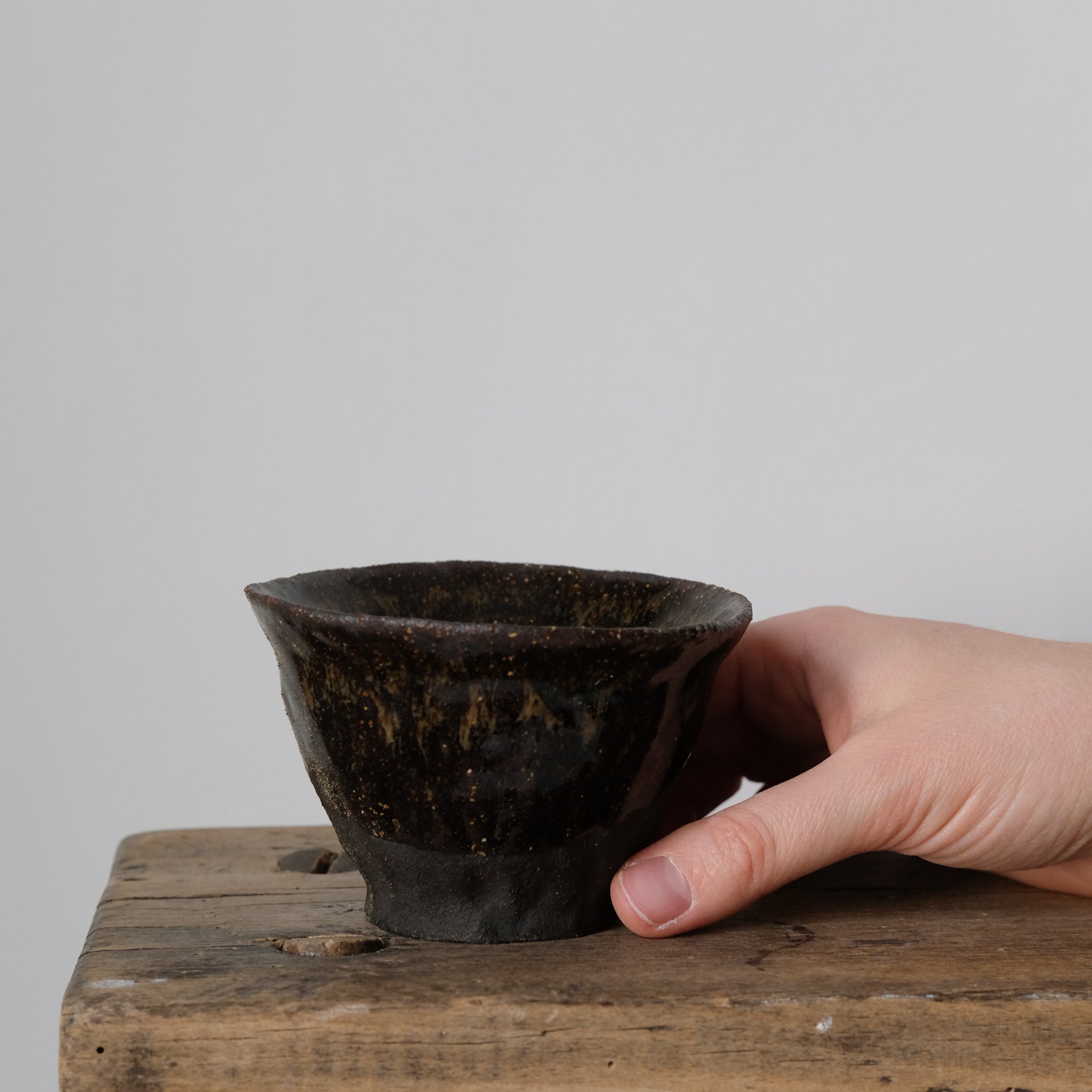Tasse en grès noir, couleur écaille de Judith Lasry chez Brutal Ceramics