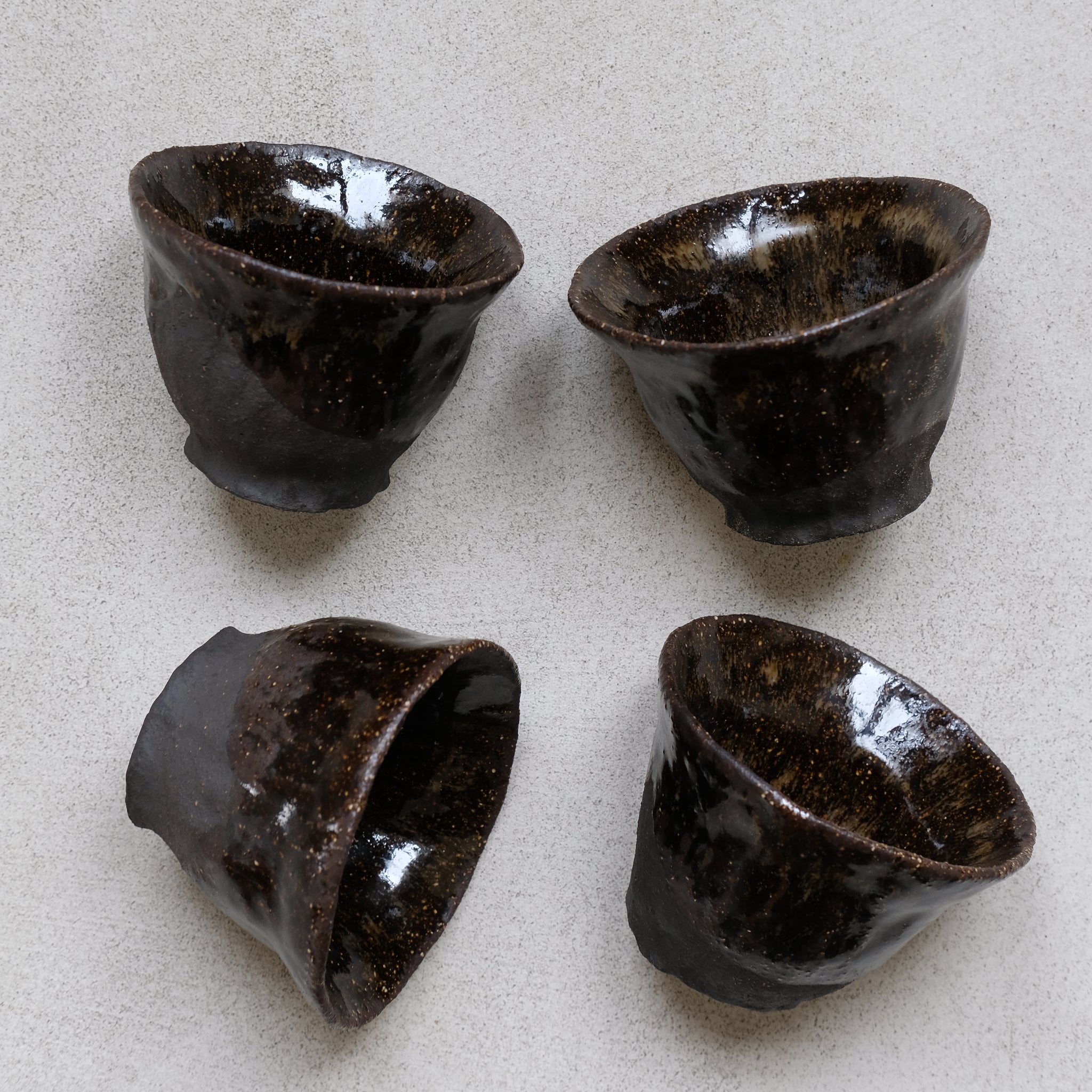 Tasse en grès noir, couleur écaille de Judith Lasry chez Brutal Ceramics