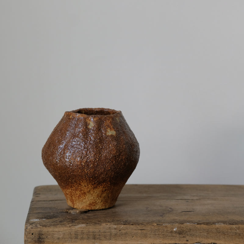 Vase 01 en grès roux cuivré de Judith Lasry chez Brutal Ceramics