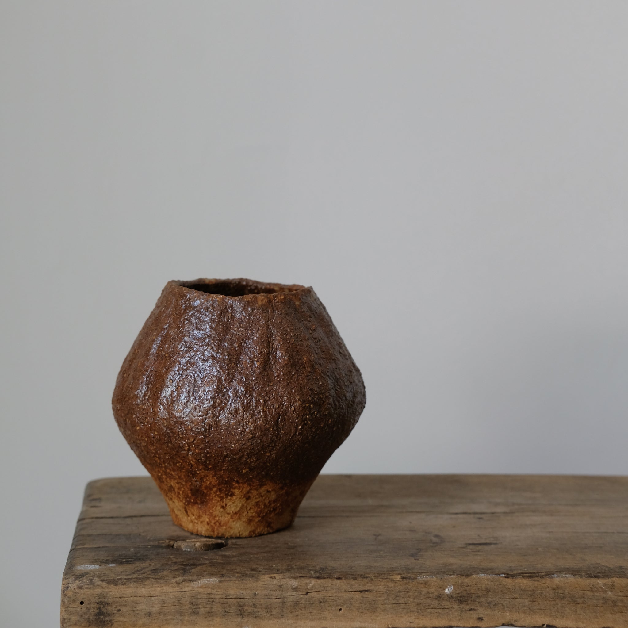Vase 01 en grès roux cuivré de Judith Lasry chez Brutal Ceramics