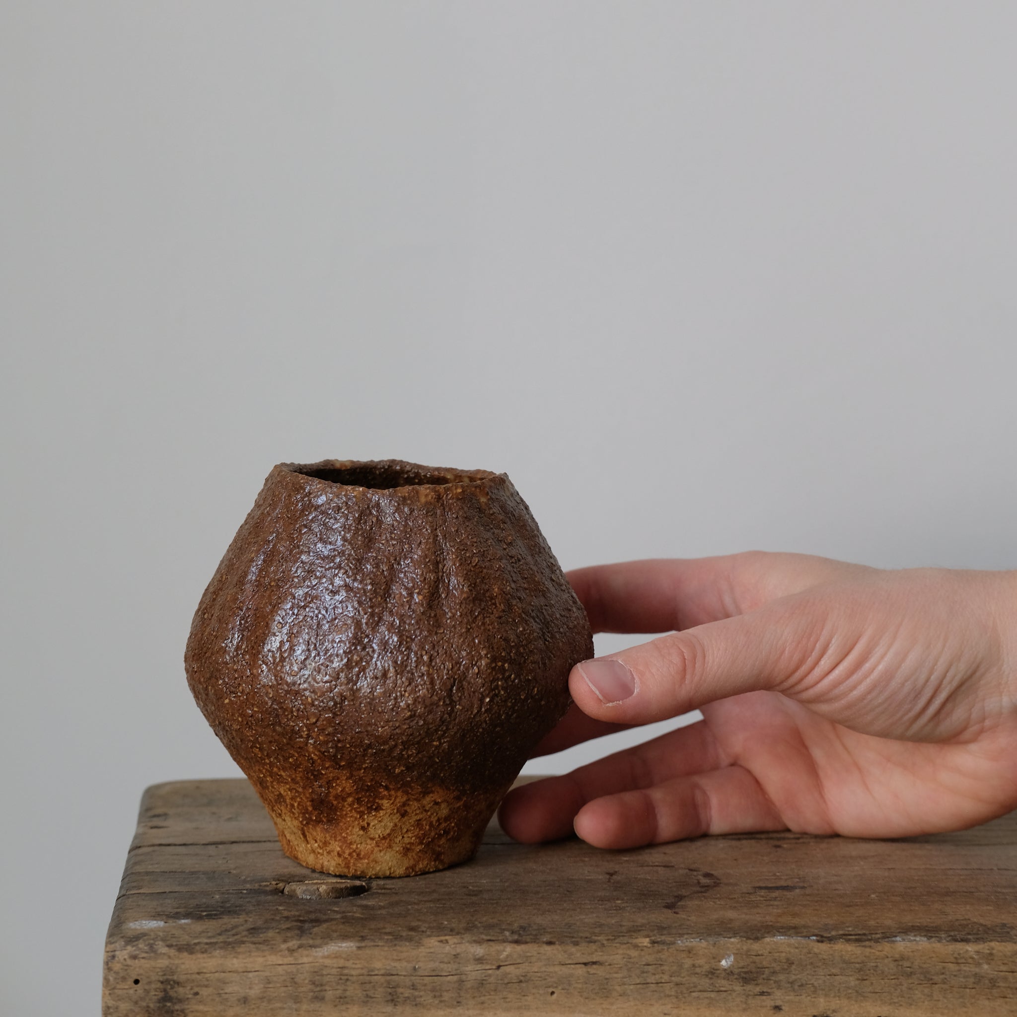 Vase 01 en grès roux cuivré de Judith Lasry chez Brutal Ceramics