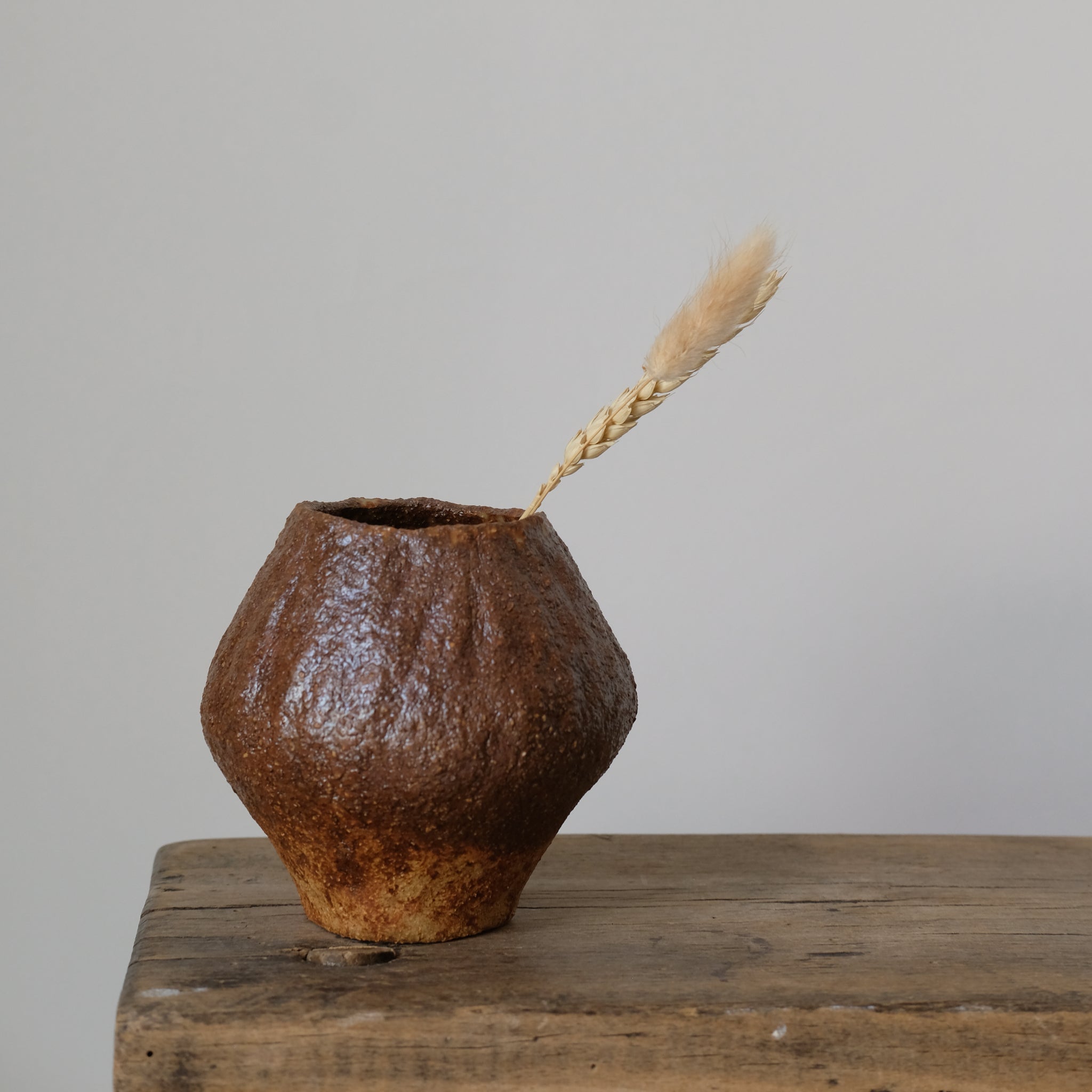 Vase 01 en grès roux cuivré de Judith Lasry chez Brutal Ceramics