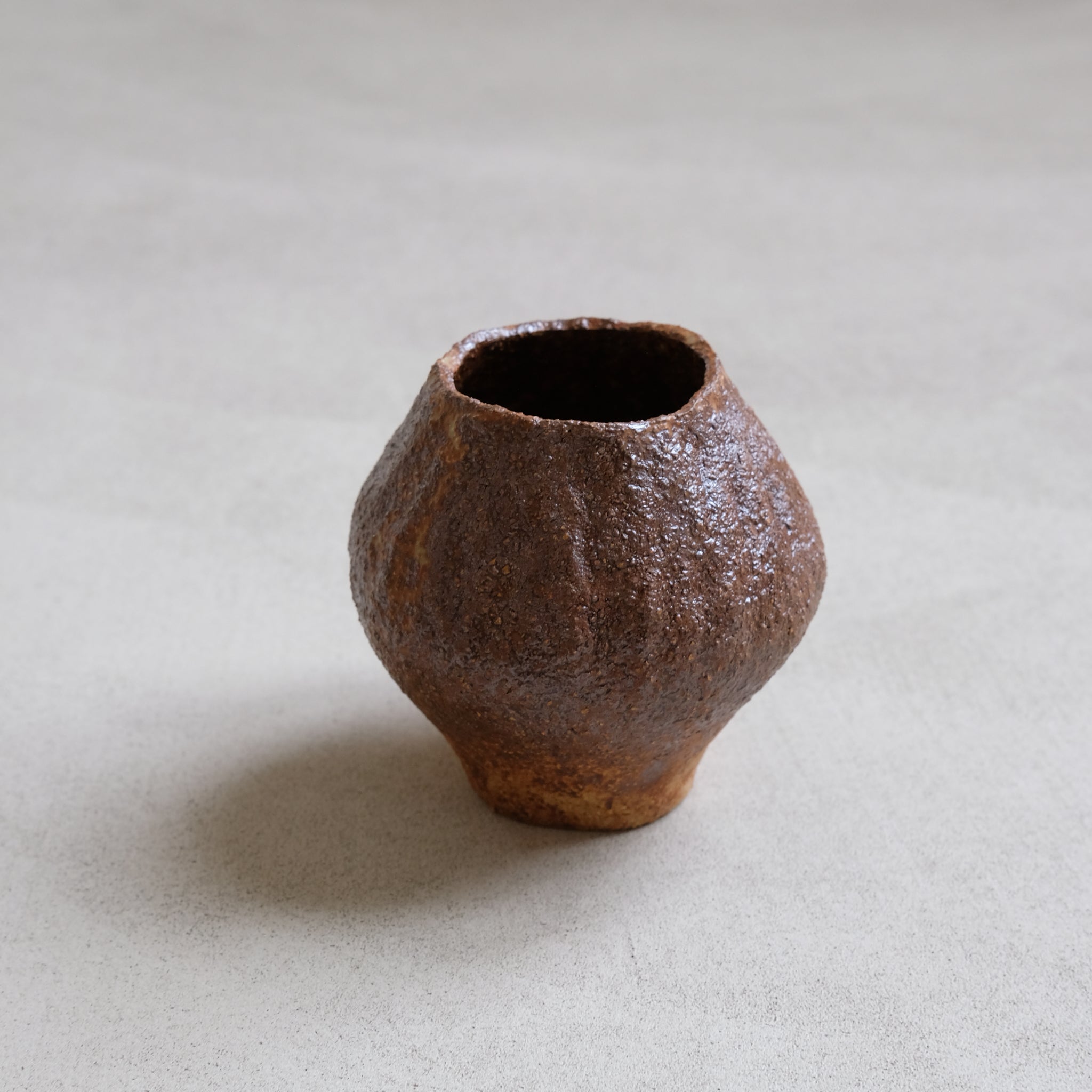 Vase 01 en grès roux cuivré de Judith Lasry chez Brutal Ceramics