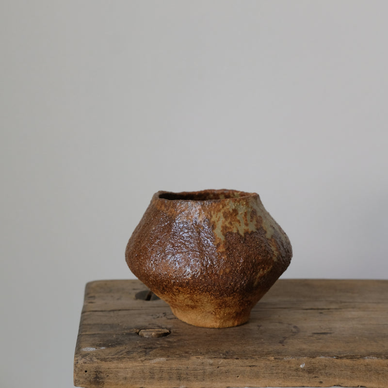 Vase 02 en grès roux cuivré de Judith Lasry chez Brutal Ceramics