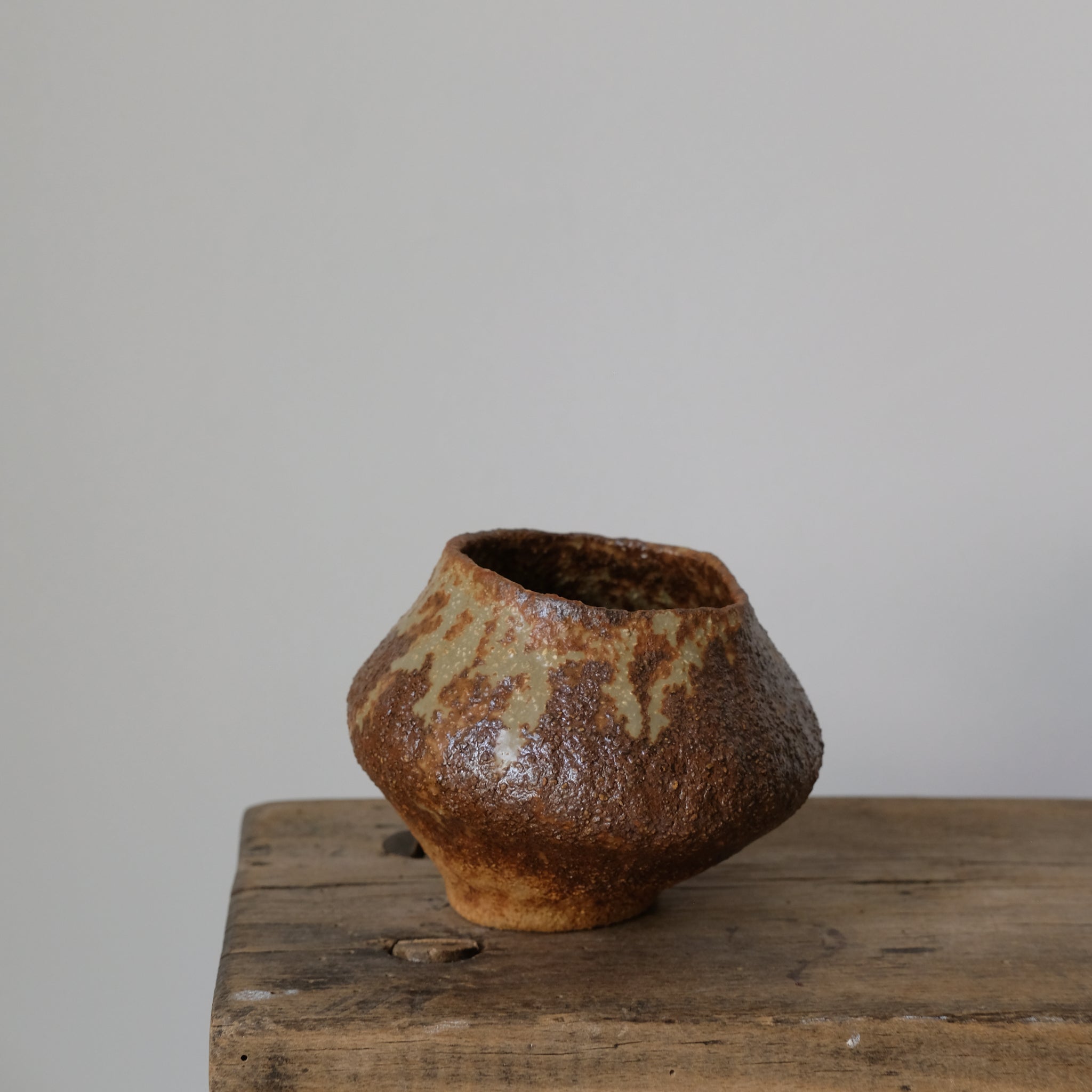 Vase 02 en grès roux cuivré de Judith Lasry chez Brutal Ceramics