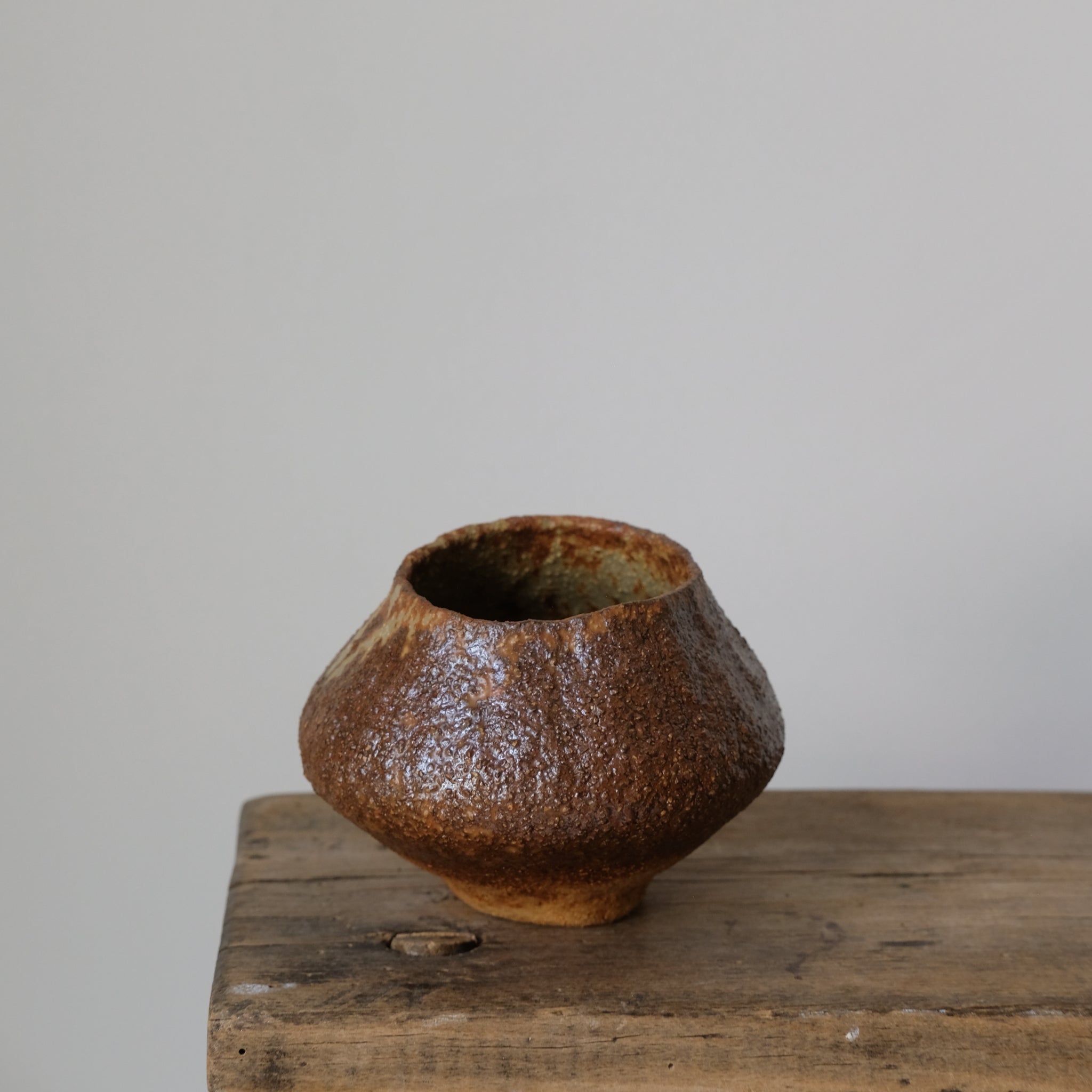 Vase 02 en grès roux cuivré de Judith Lasry chez Brutal Ceramics