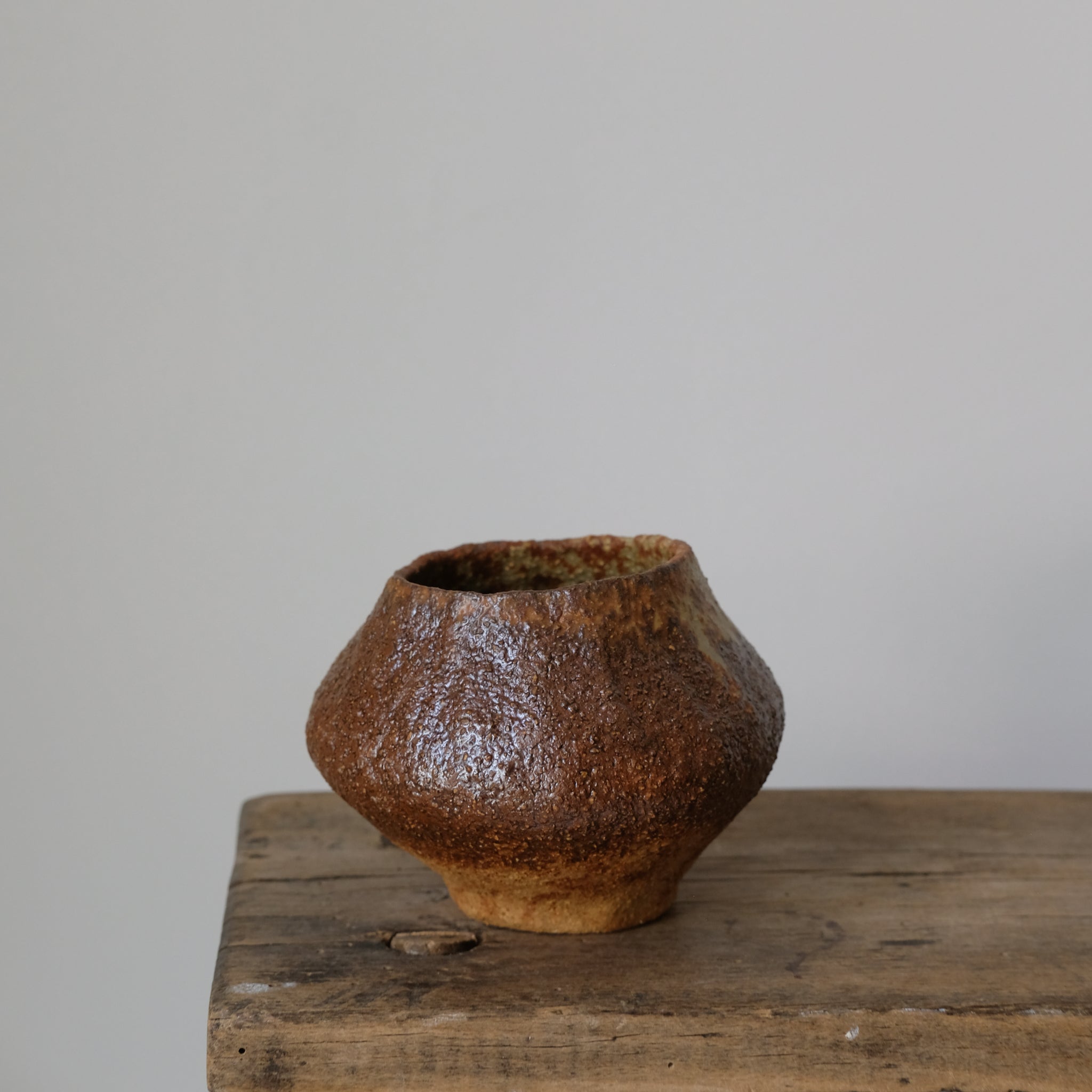 Vase 02 en grès roux cuivré de Judith Lasry chez Brutal Ceramics