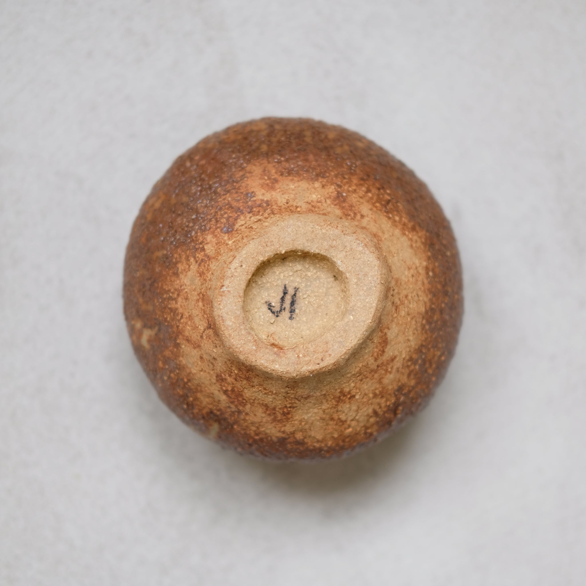 Vase 02 en grès roux cuivré de Judith Lasry chez Brutal Ceramics
