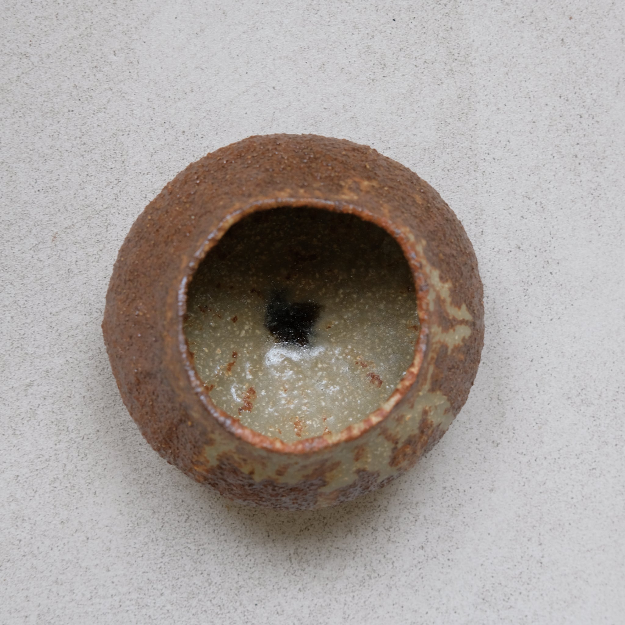 Vase 02 en grès roux cuivré de Judith Lasry chez Brutal Ceramics