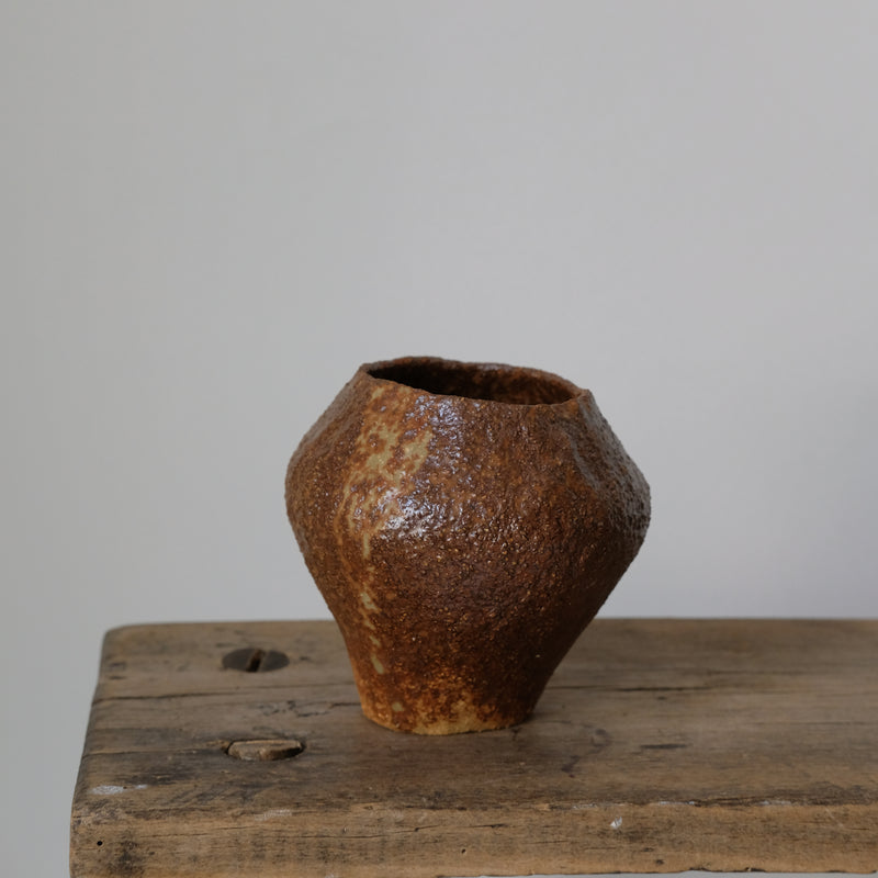 Vase 03 en grès roux cuivré de Judith Lasry chez Brutal Ceramics