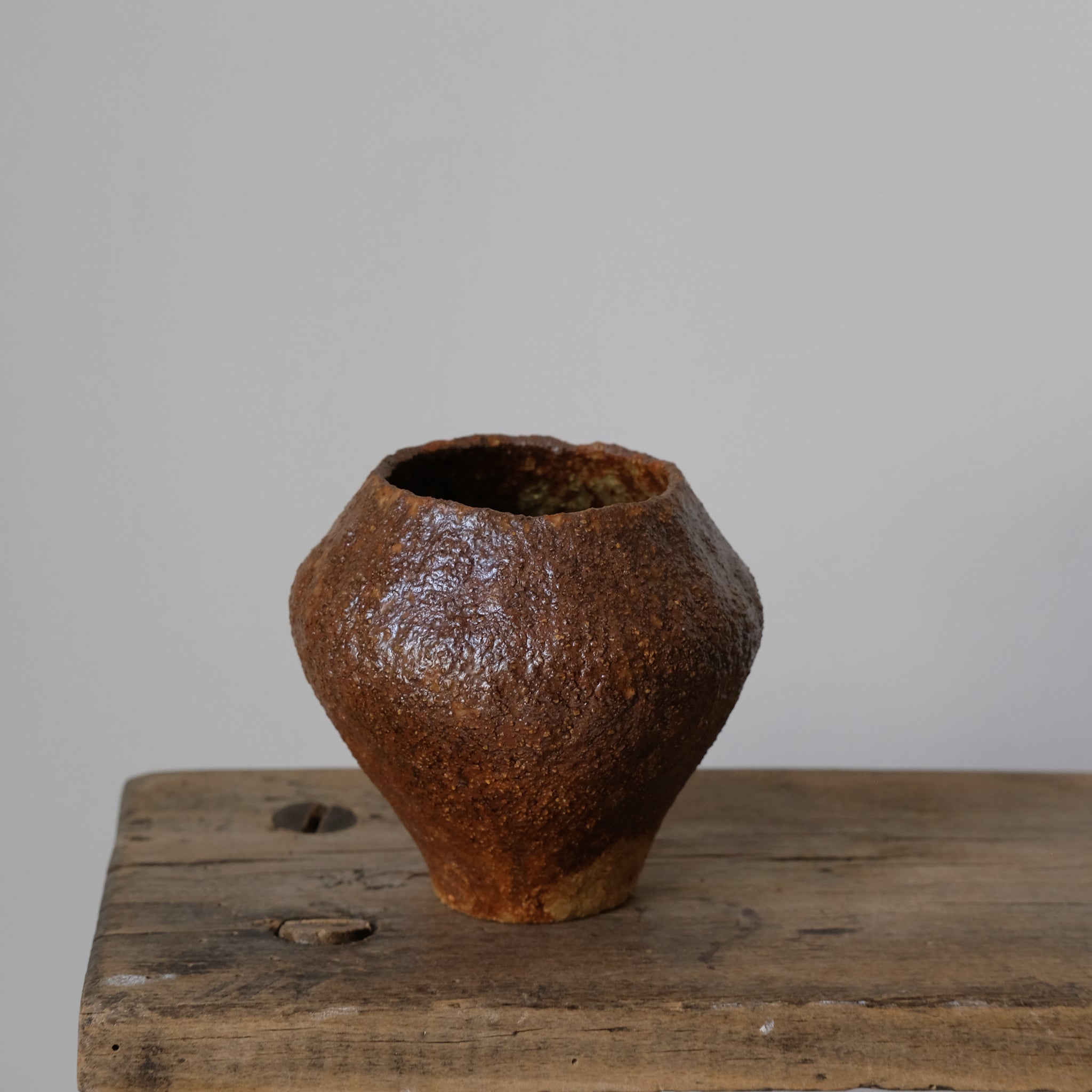 Vase 03 en grès roux cuivré de Judith Lasry chez Brutal Ceramics