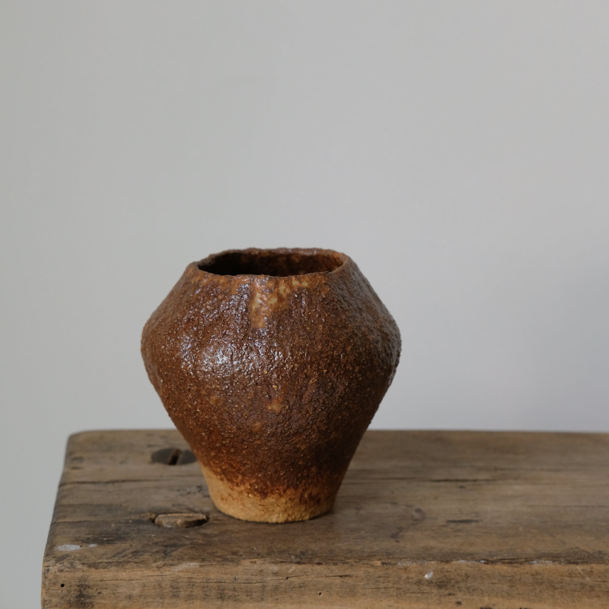 Vase 03 en grès roux cuivré de Judith Lasry chez Brutal Ceramics