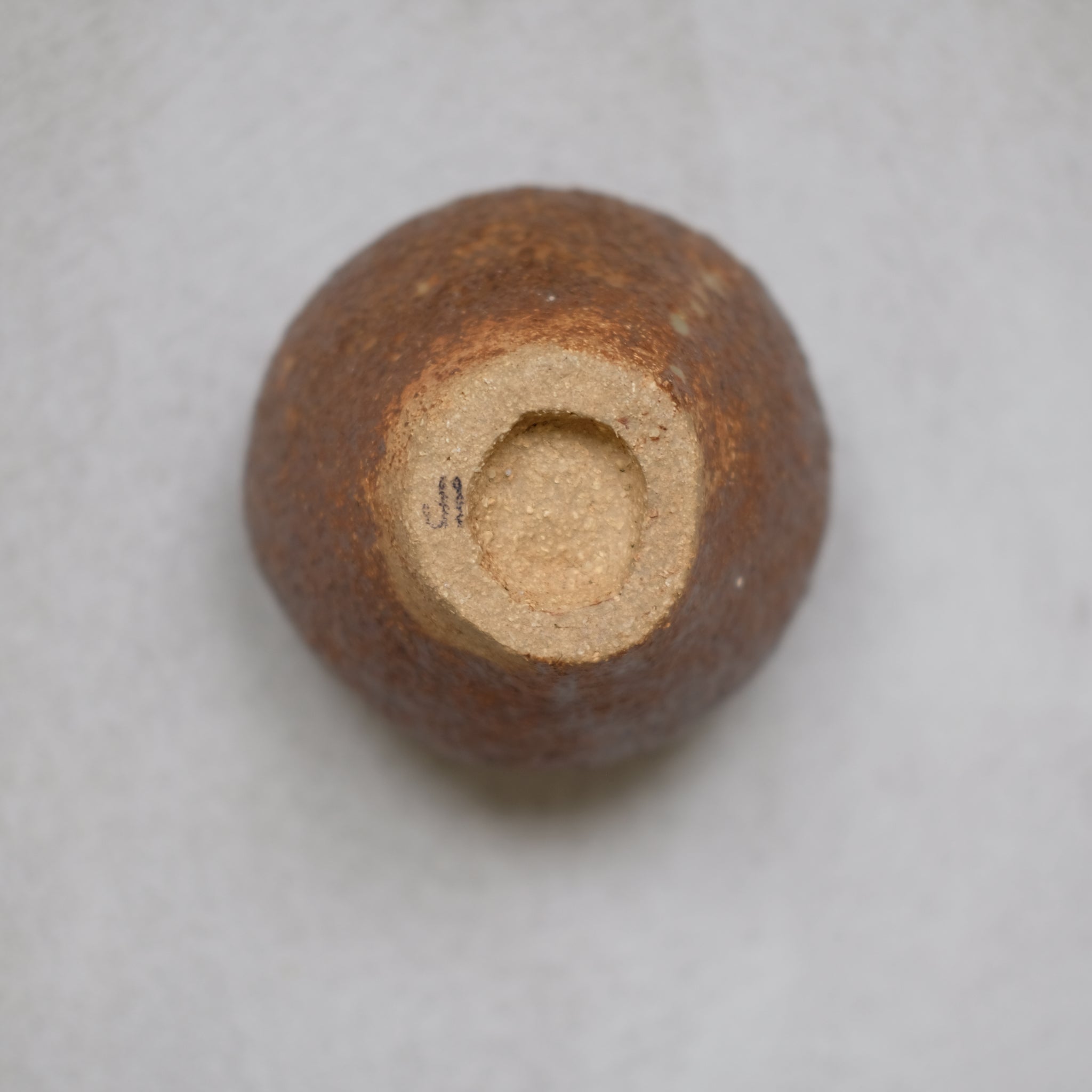 Vase 03 en grès roux cuivré de Judith Lasry chez Brutal Ceramics