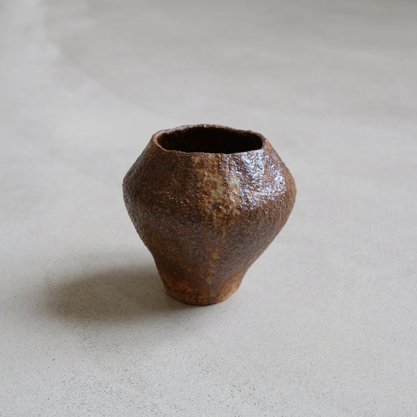 Vase 03 en grès roux cuivré de Judith Lasry chez Brutal Ceramics