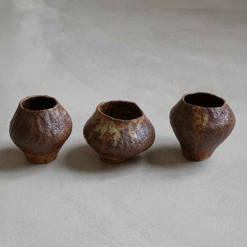Vase 01 en grès roux cuivré de Judith Lasry chez Brutal Ceramics