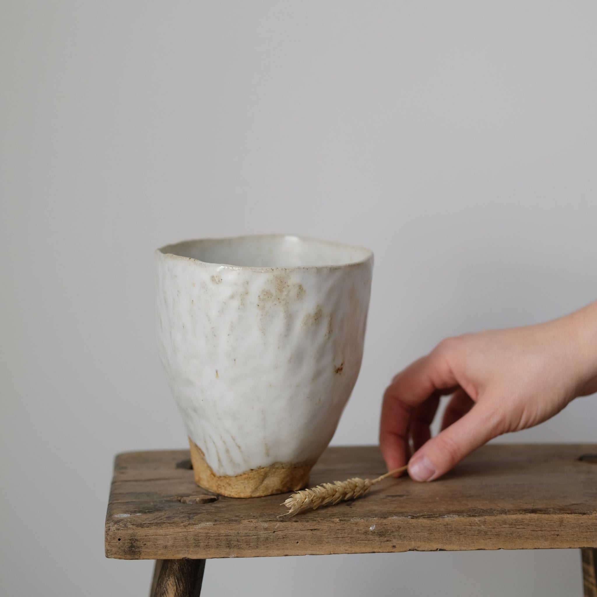Vase en grès cuit au feu de bois de Judith Lasry chez Brutal 