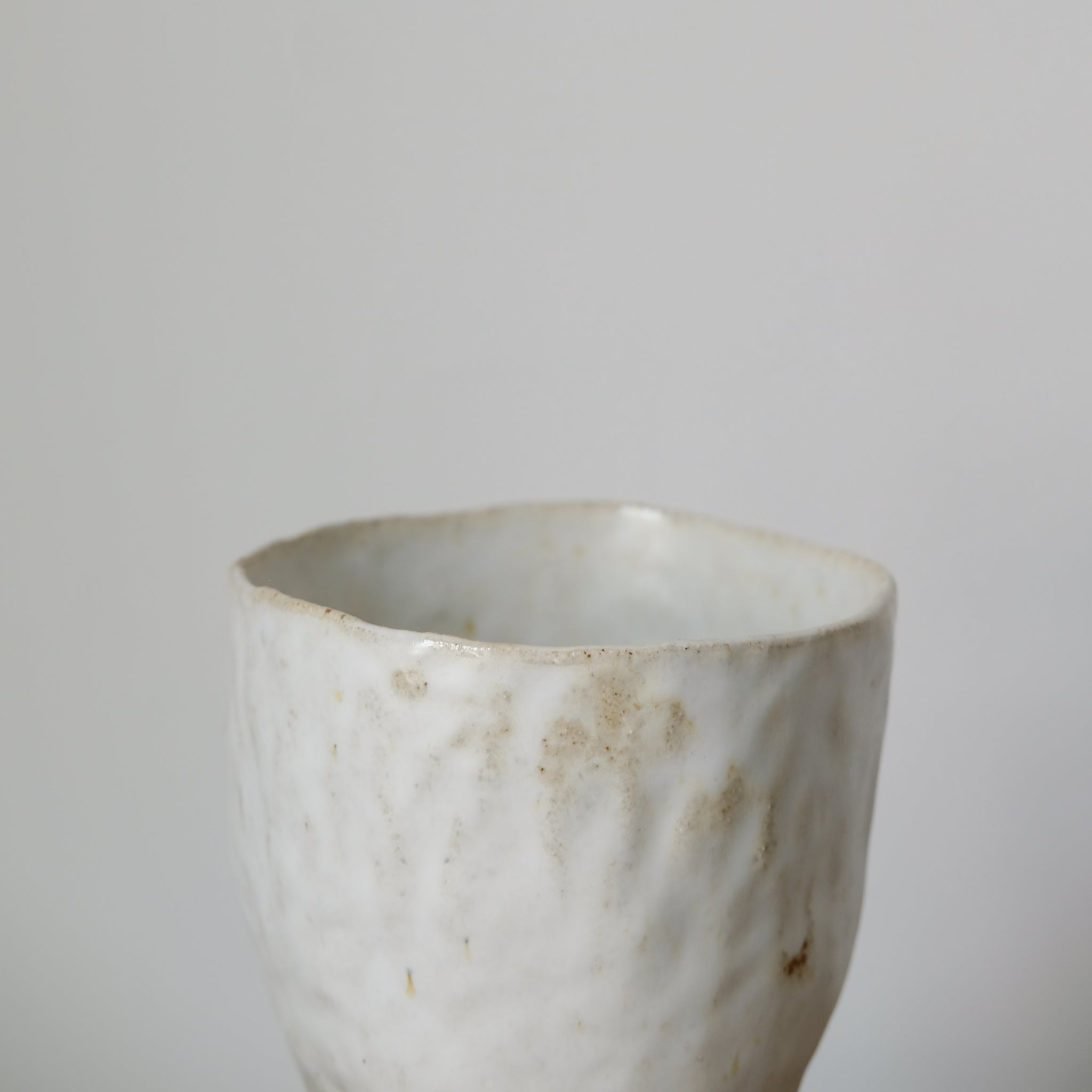Vase en grès cuit au feu de bois de Judith Lasry chez Brutal 