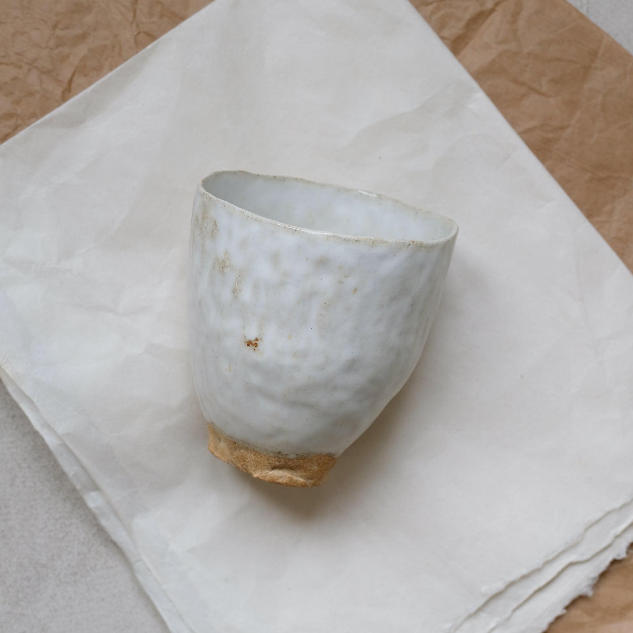 Vase en grès cuit au feu de bois de Judith Lasry chez Brutal 